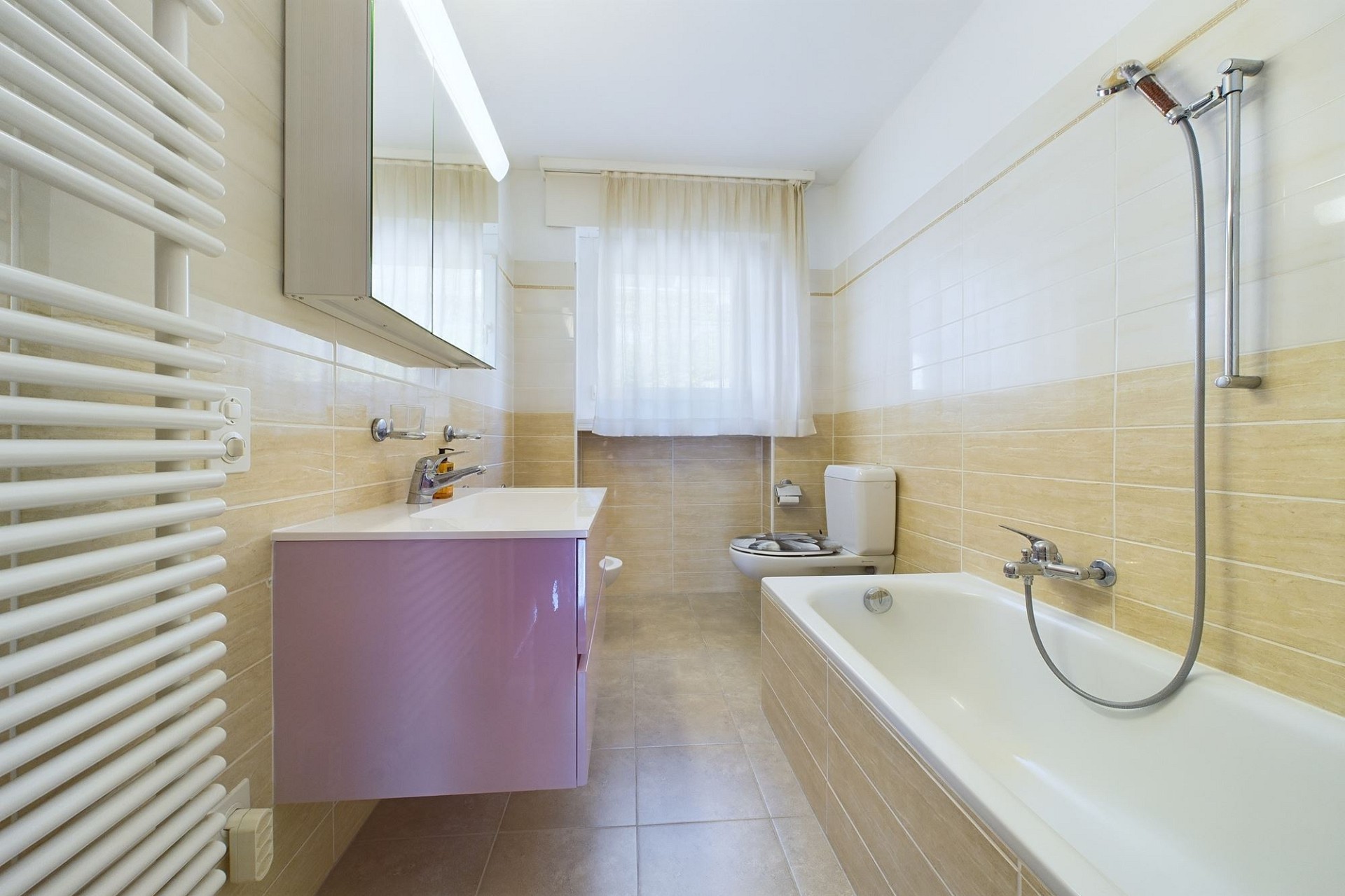 Modernes Badezimmer mit Badewanne und WC