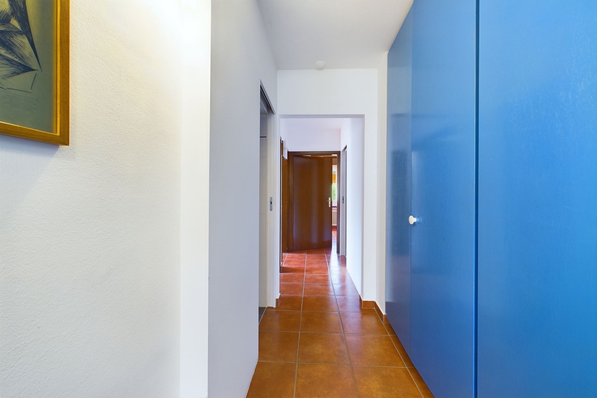 Heller Flur mit blauen Einbauschränken