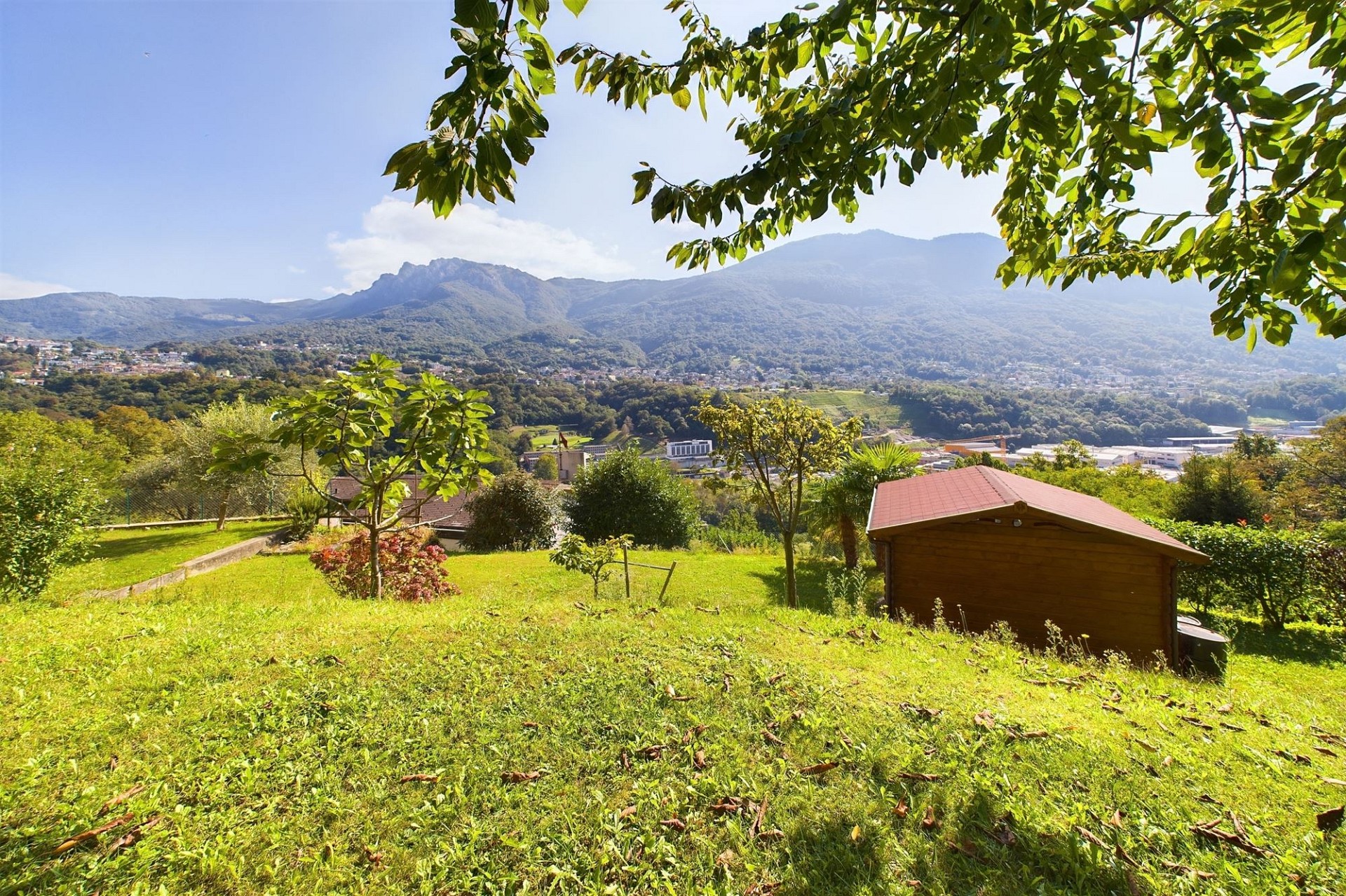 Garten mit Bergpanorama