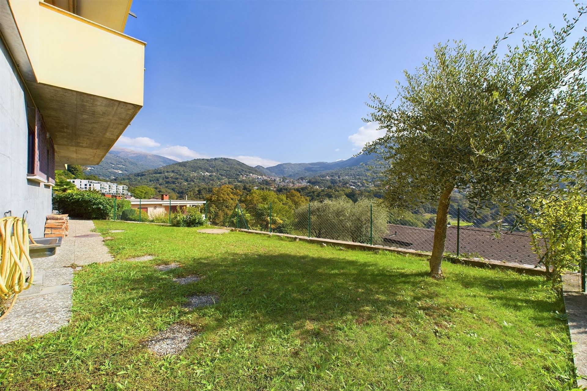Außenansicht mit Garten und Bergblick