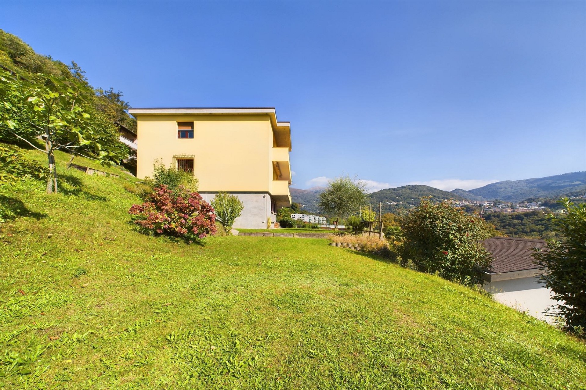 Haus mit Garten und Bergblick