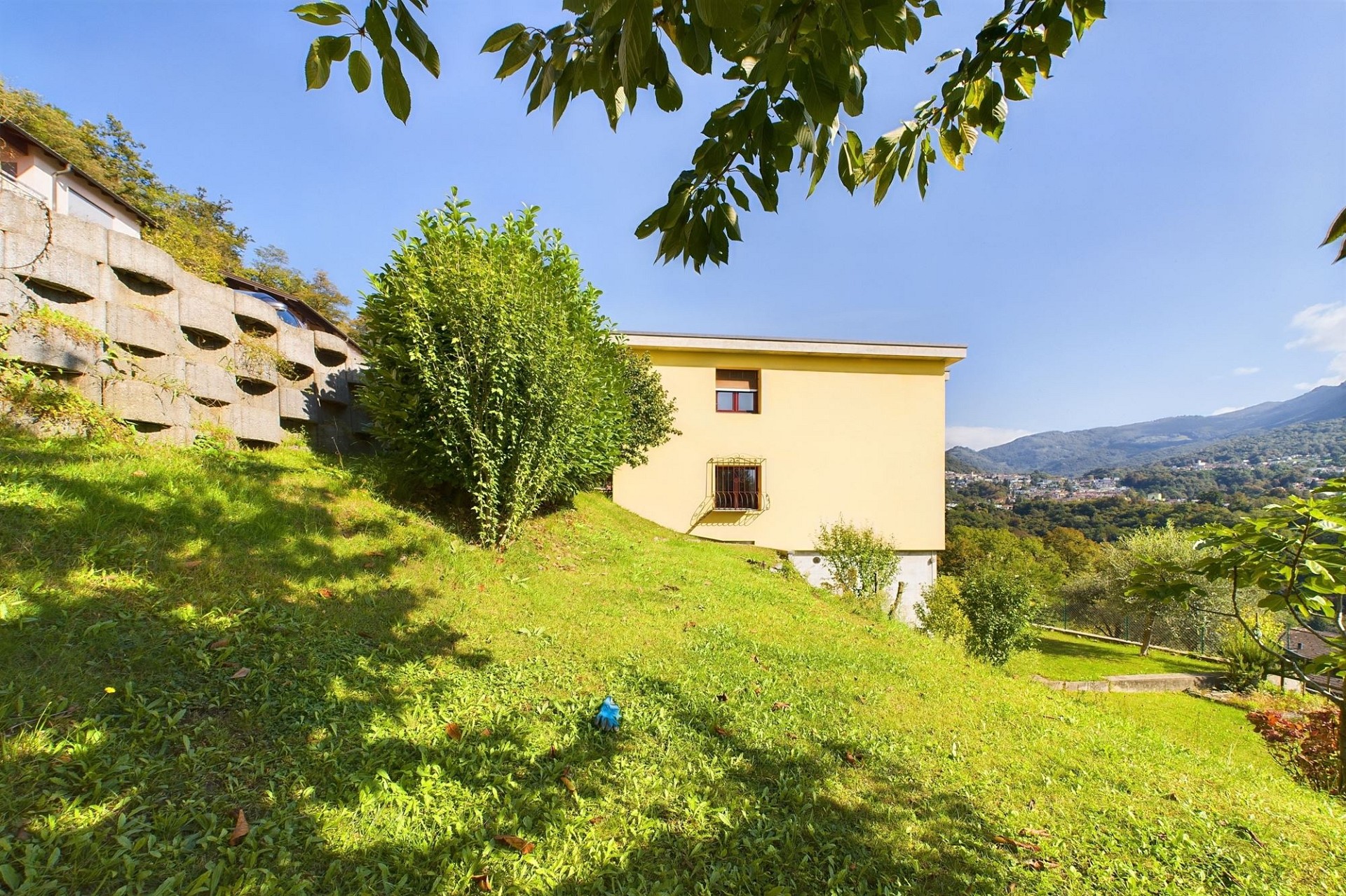 Haus mit Garten und Bergblick