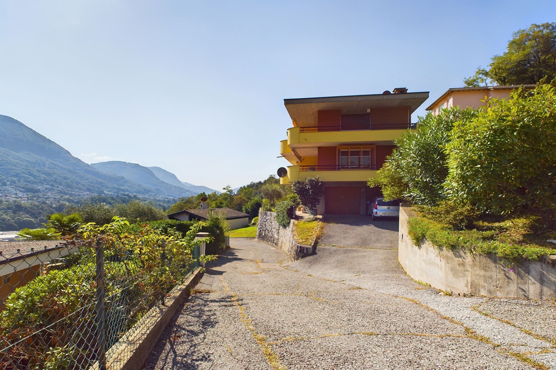 Außenansicht eines Hauses mit Bergblick