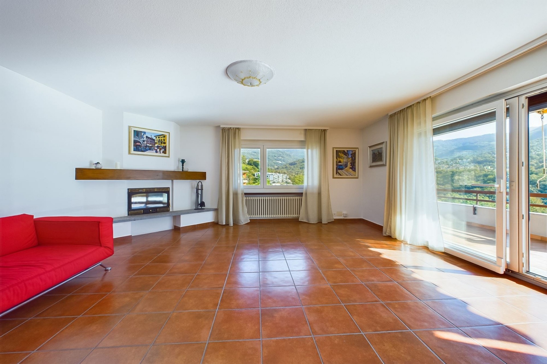 Helles Wohnzimmer mit Balkonblick
