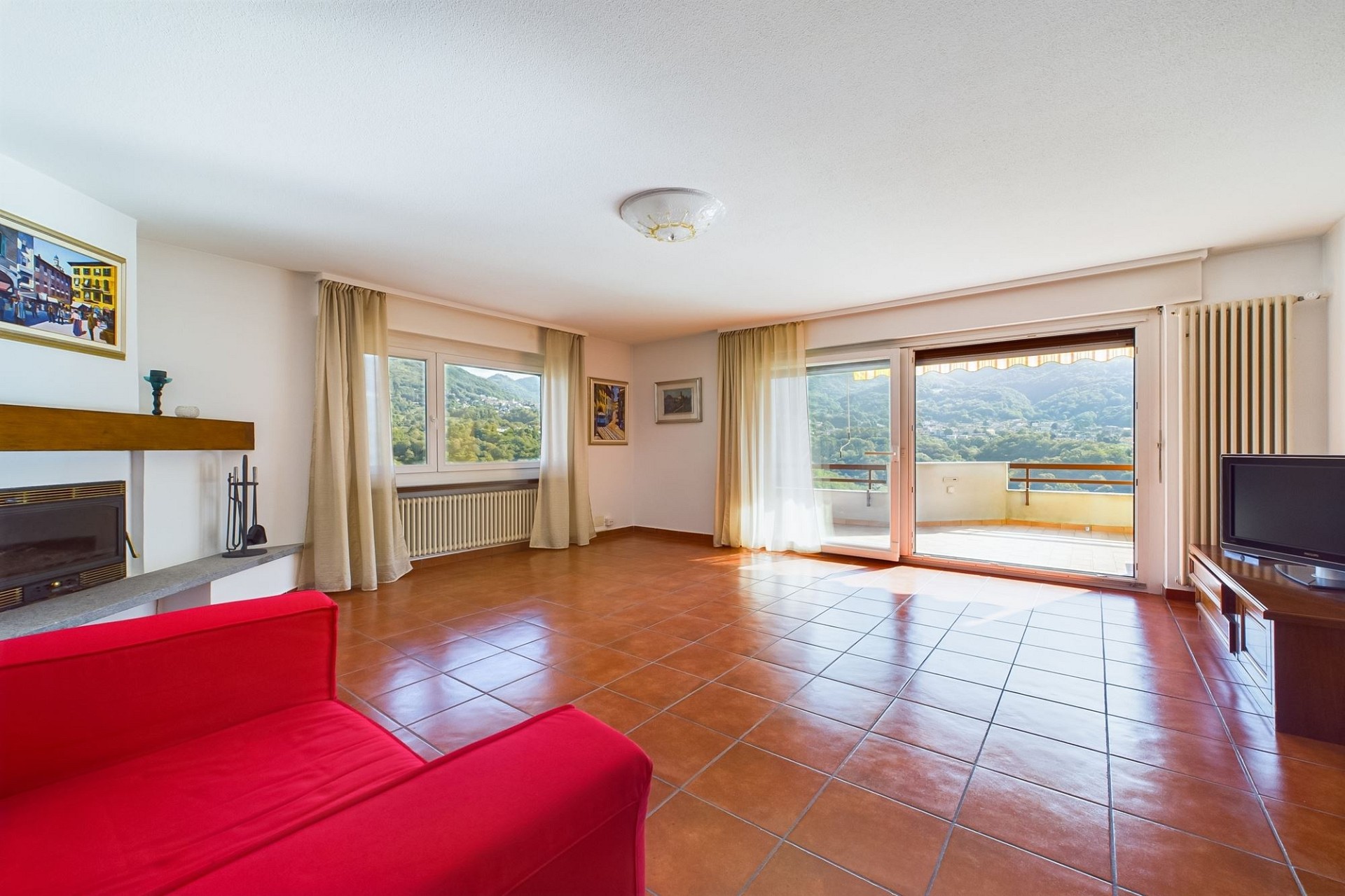Wohnzimmer mit Balkonblick