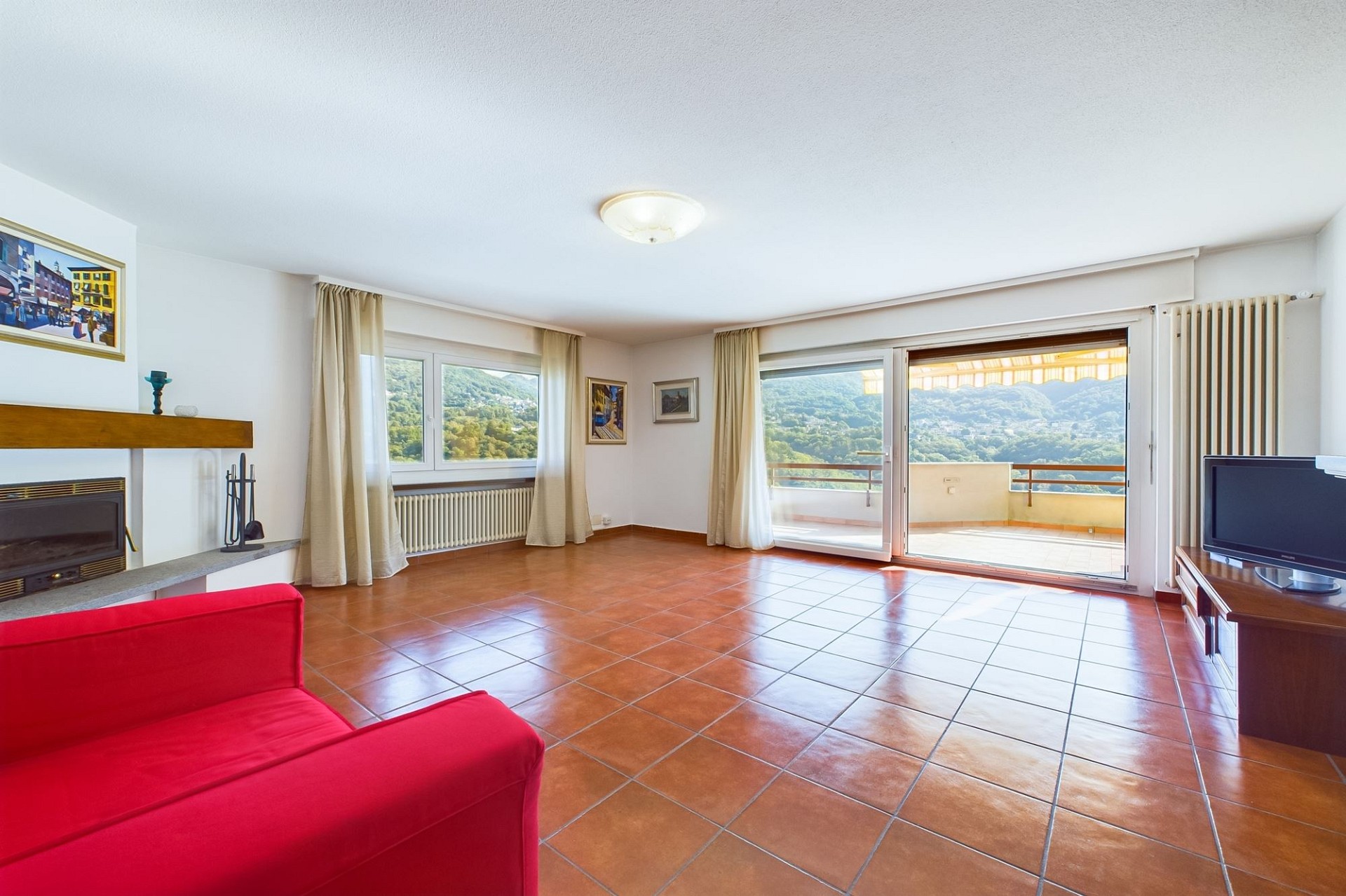 Helles Wohnzimmer mit Balkonblick