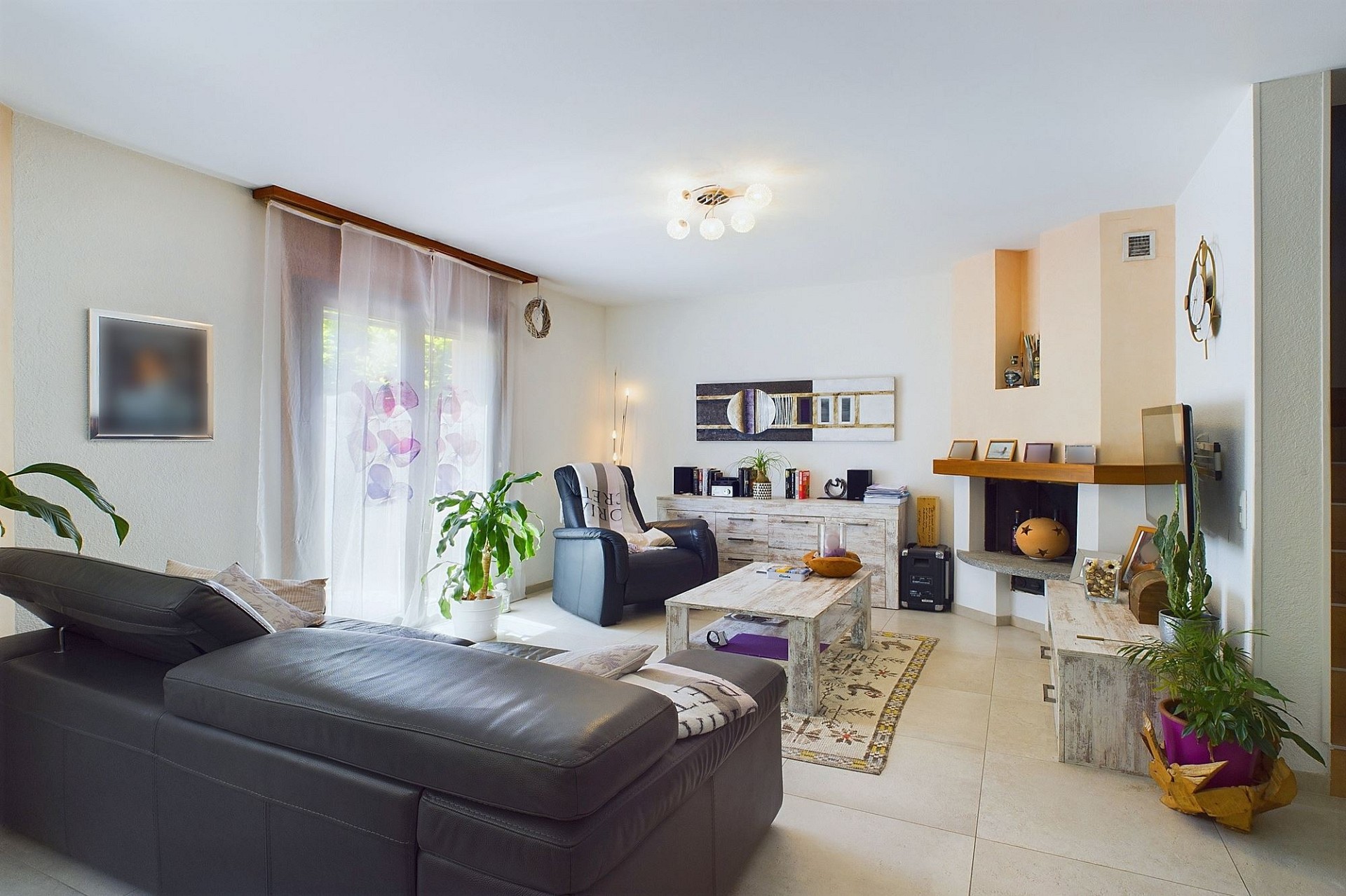Helles, modern eingerichtetes Wohnzimmer