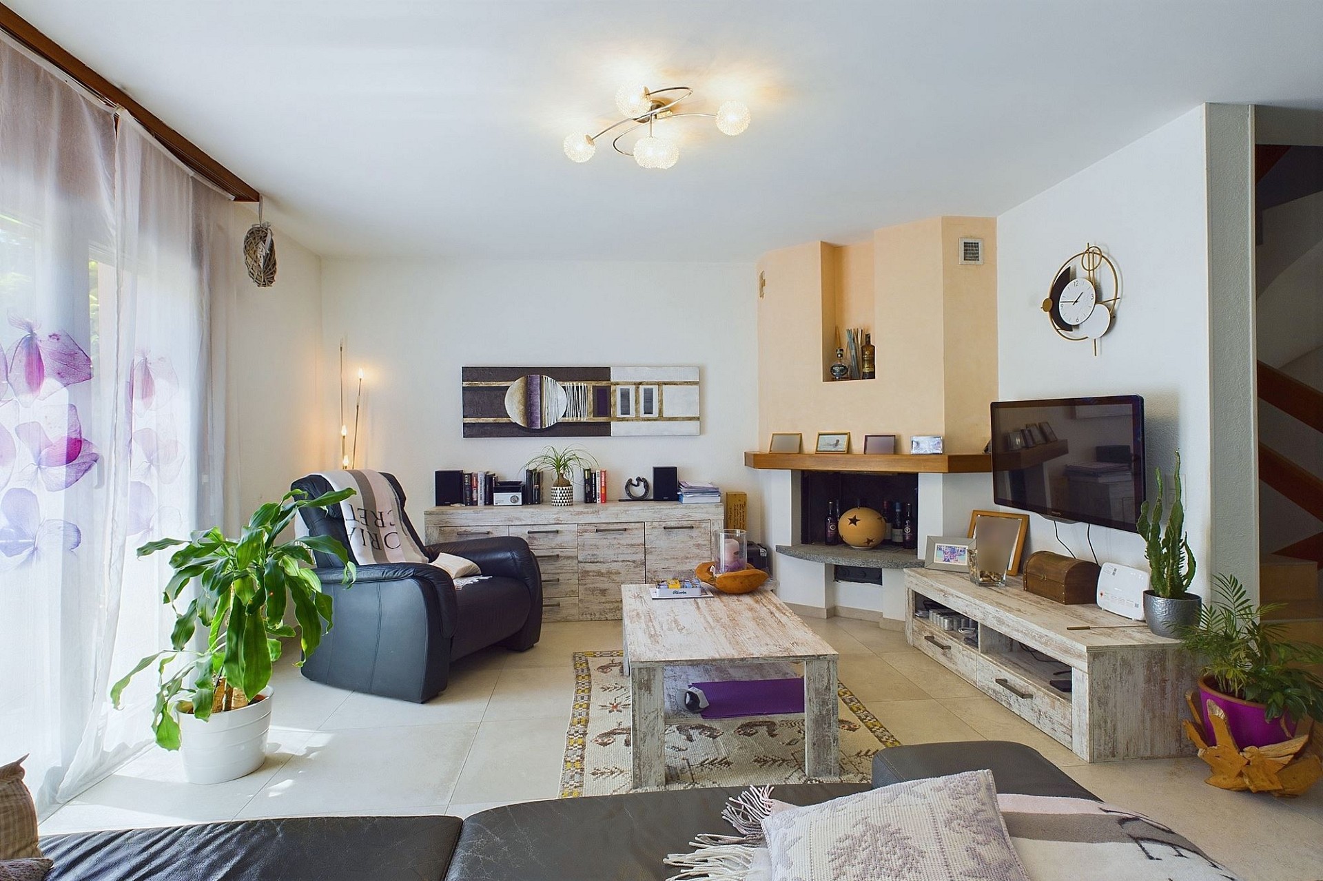 Helles, modern eingerichtetes Wohnzimmer