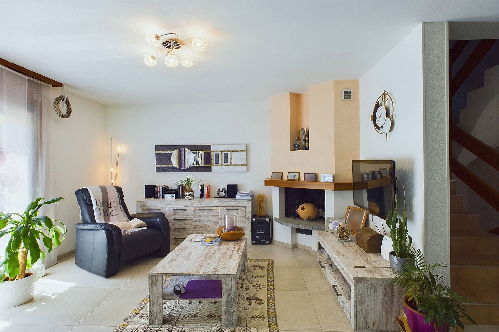 Wohnzimmer mit modernem, wohnlichem Ambiente