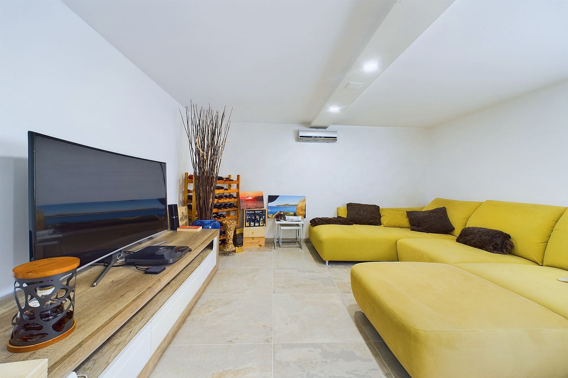 Wohnzimmer mit gelbem Ecksofa