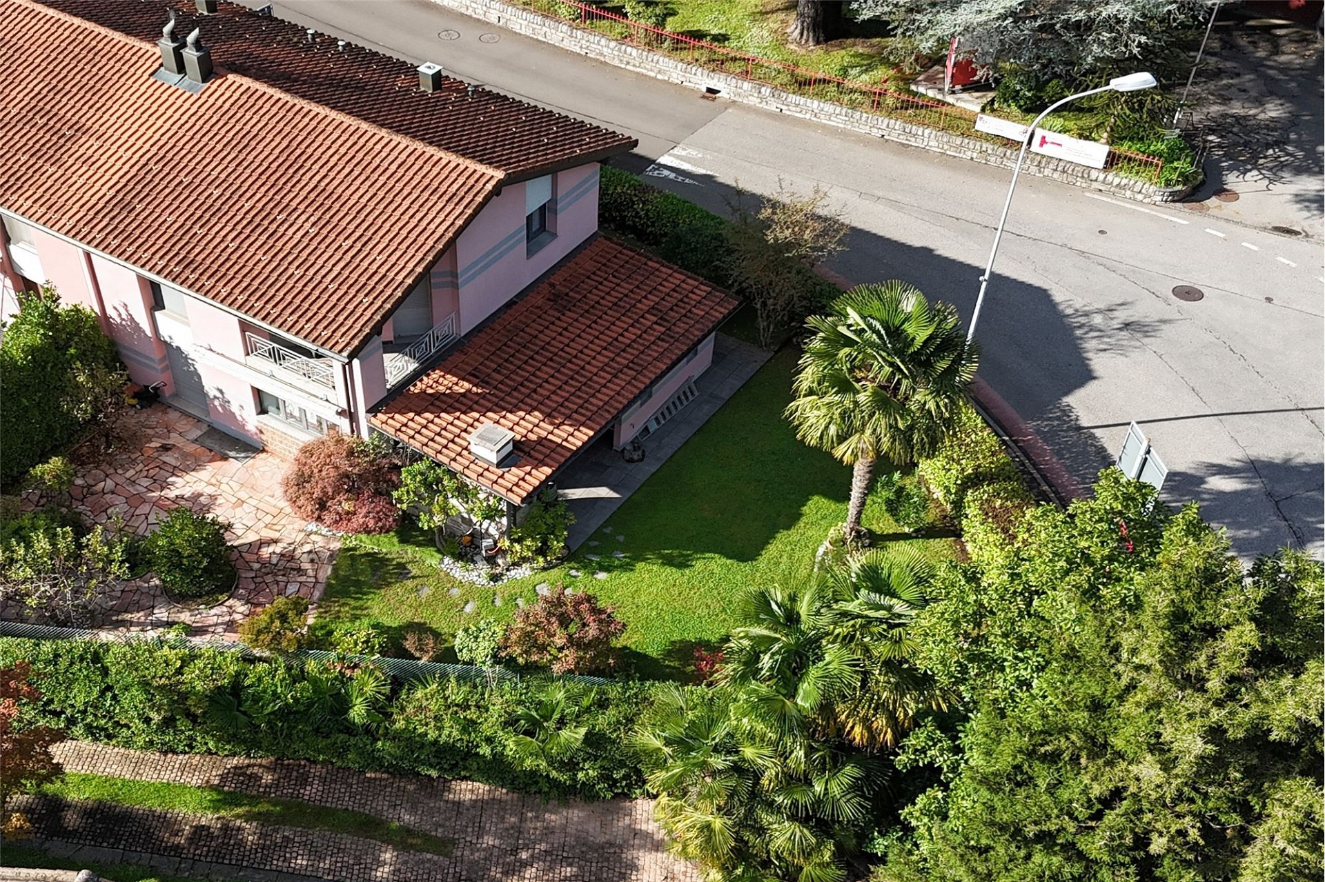 Luftaufnahme eines Hauses mit Garten