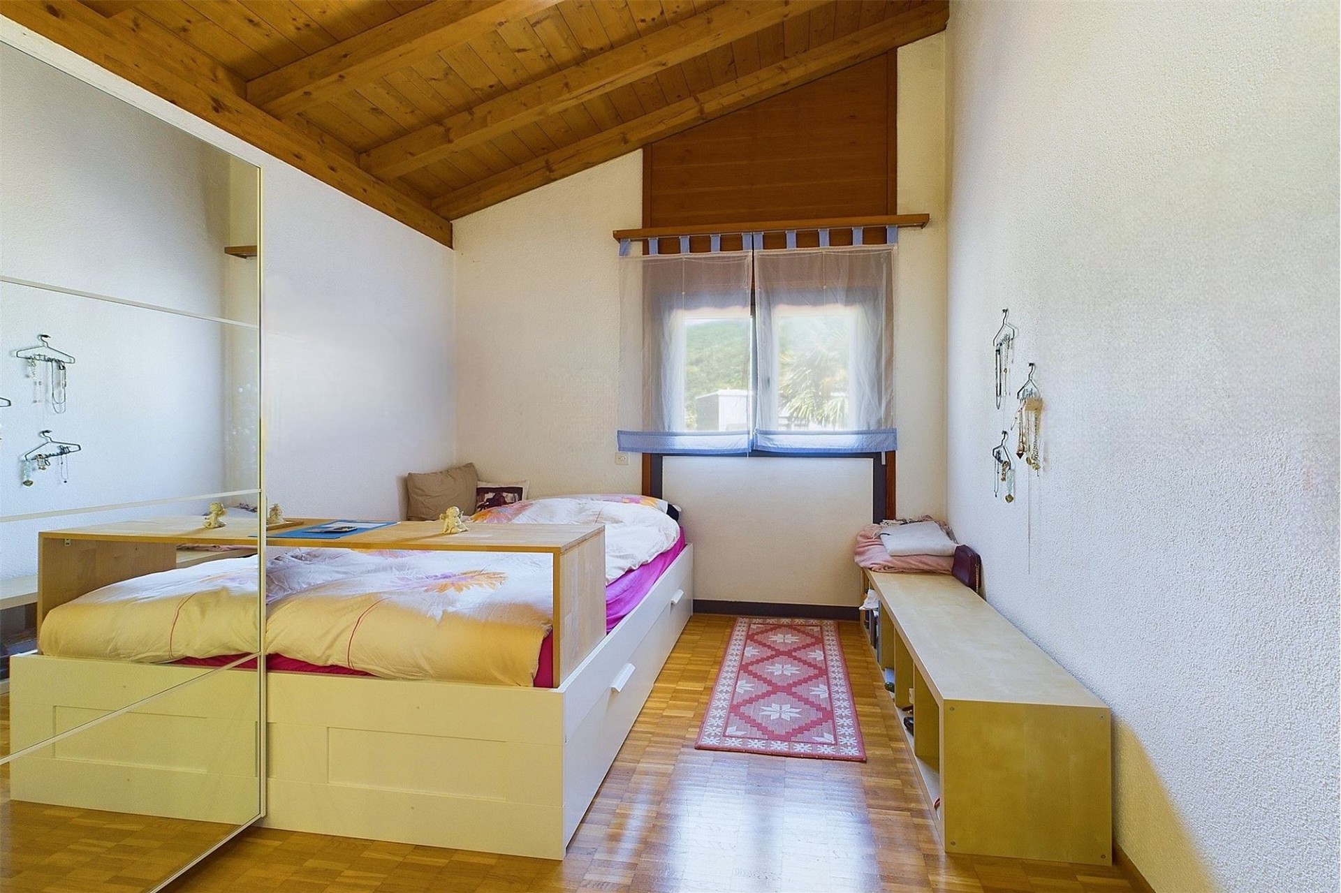 Gemütliches Schlafzimmer mit Holzdecke