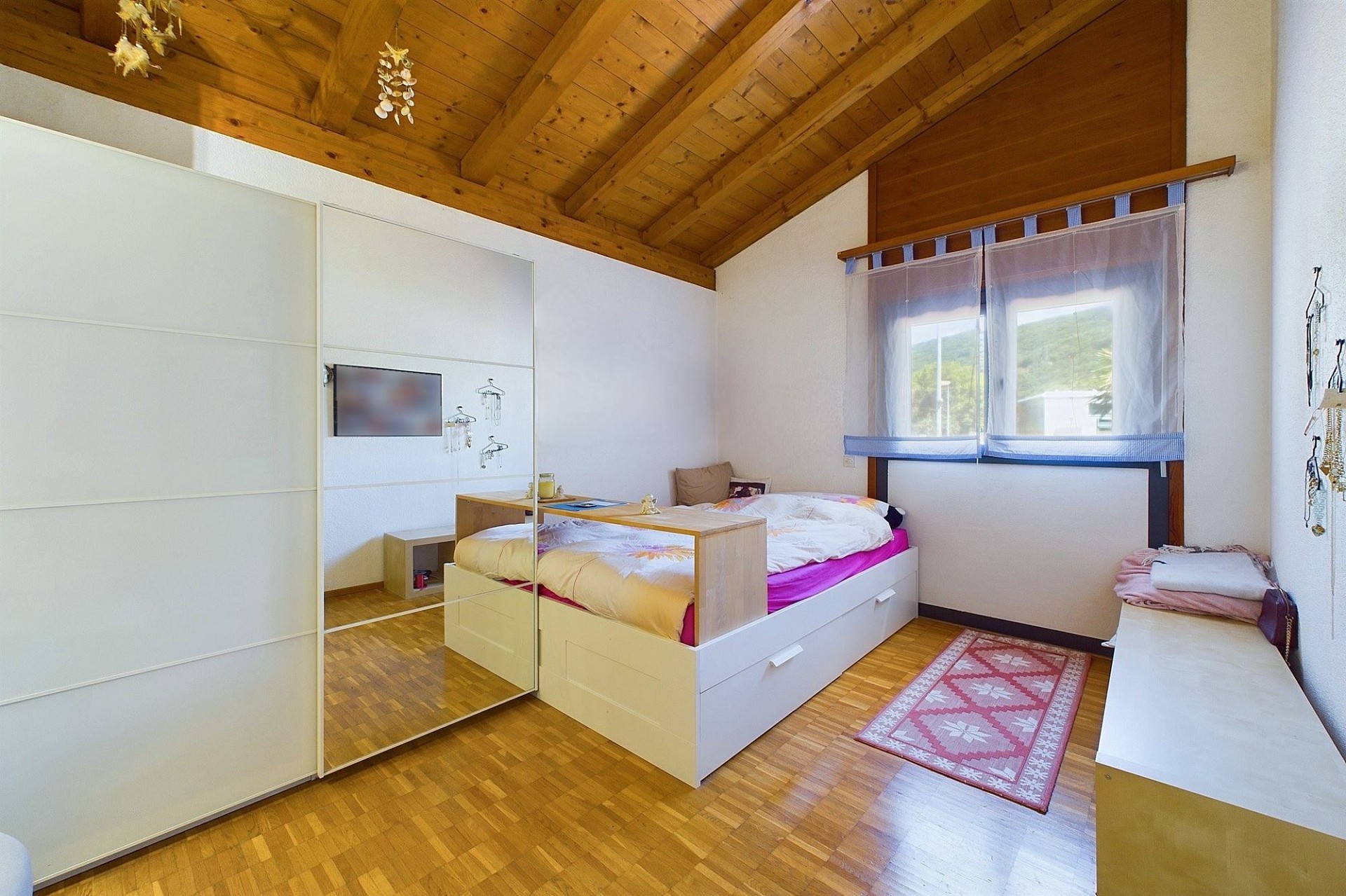 Helles Schlafzimmer mit Holzdecke