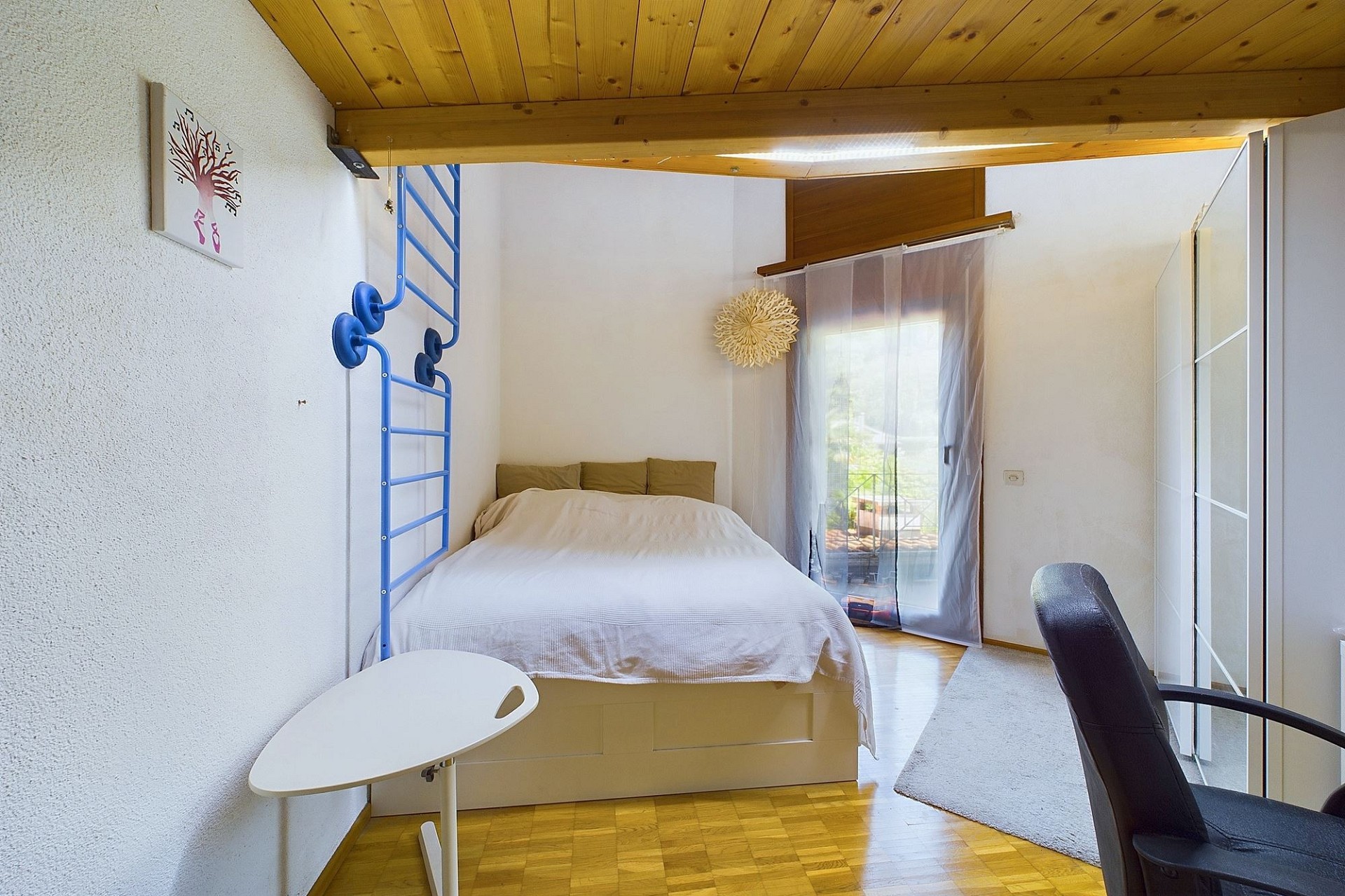 Helles Schlafzimmer mit Holzdecke