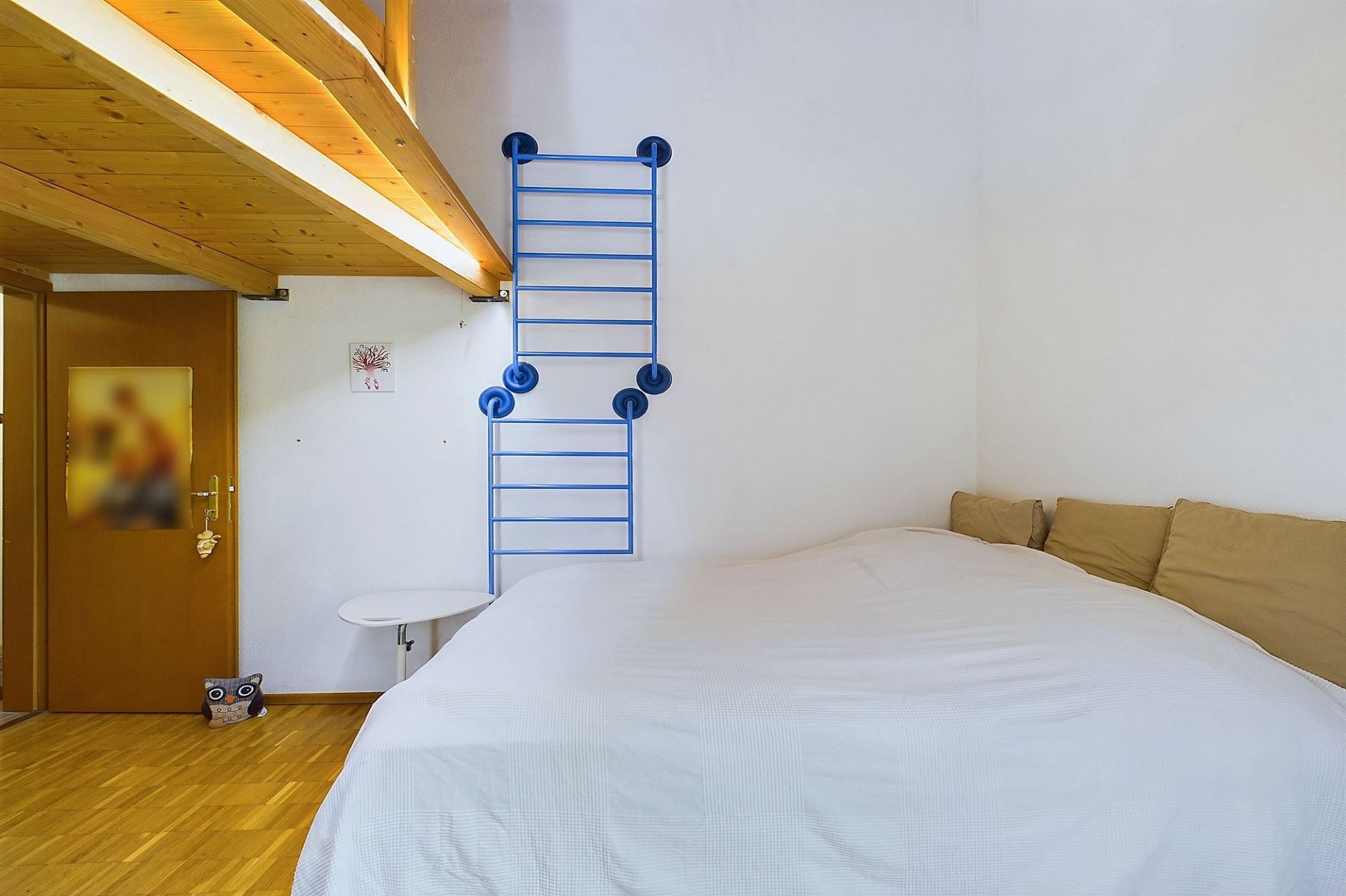 Helles Schlafzimmer mit Holzdecke und Einzelbett