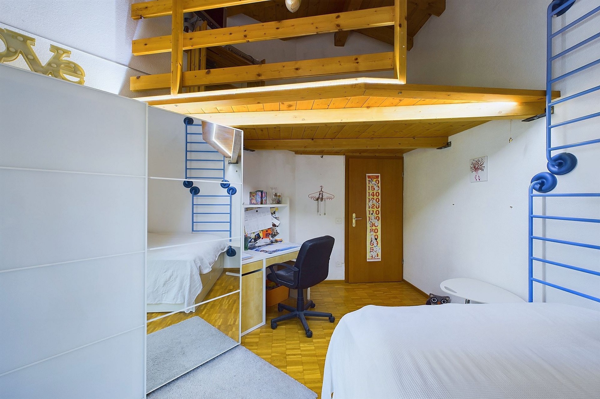 Kinder- oder Jugendzimmer mit Hochbett