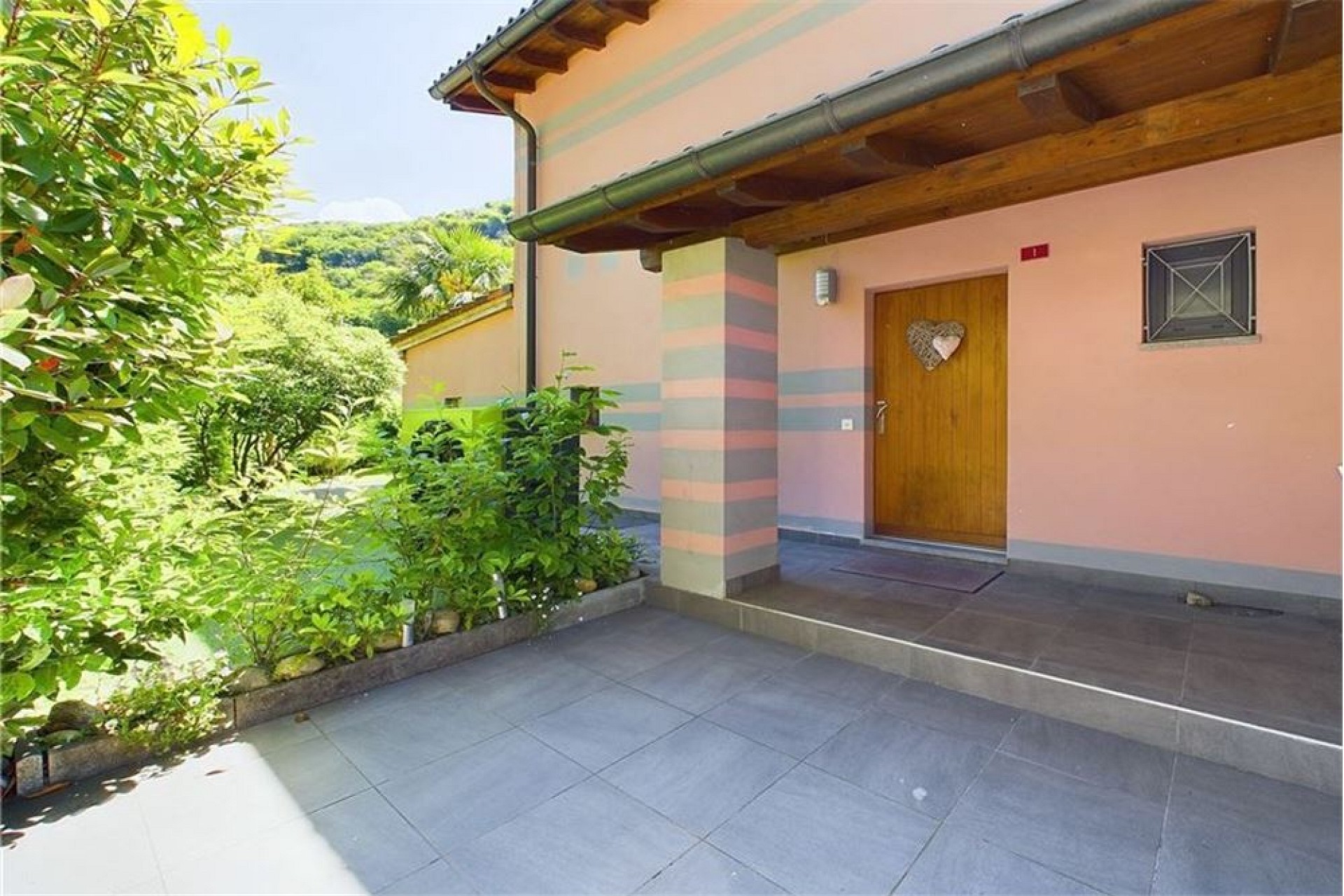 Eingangsbereich mit überdachter Terrasse