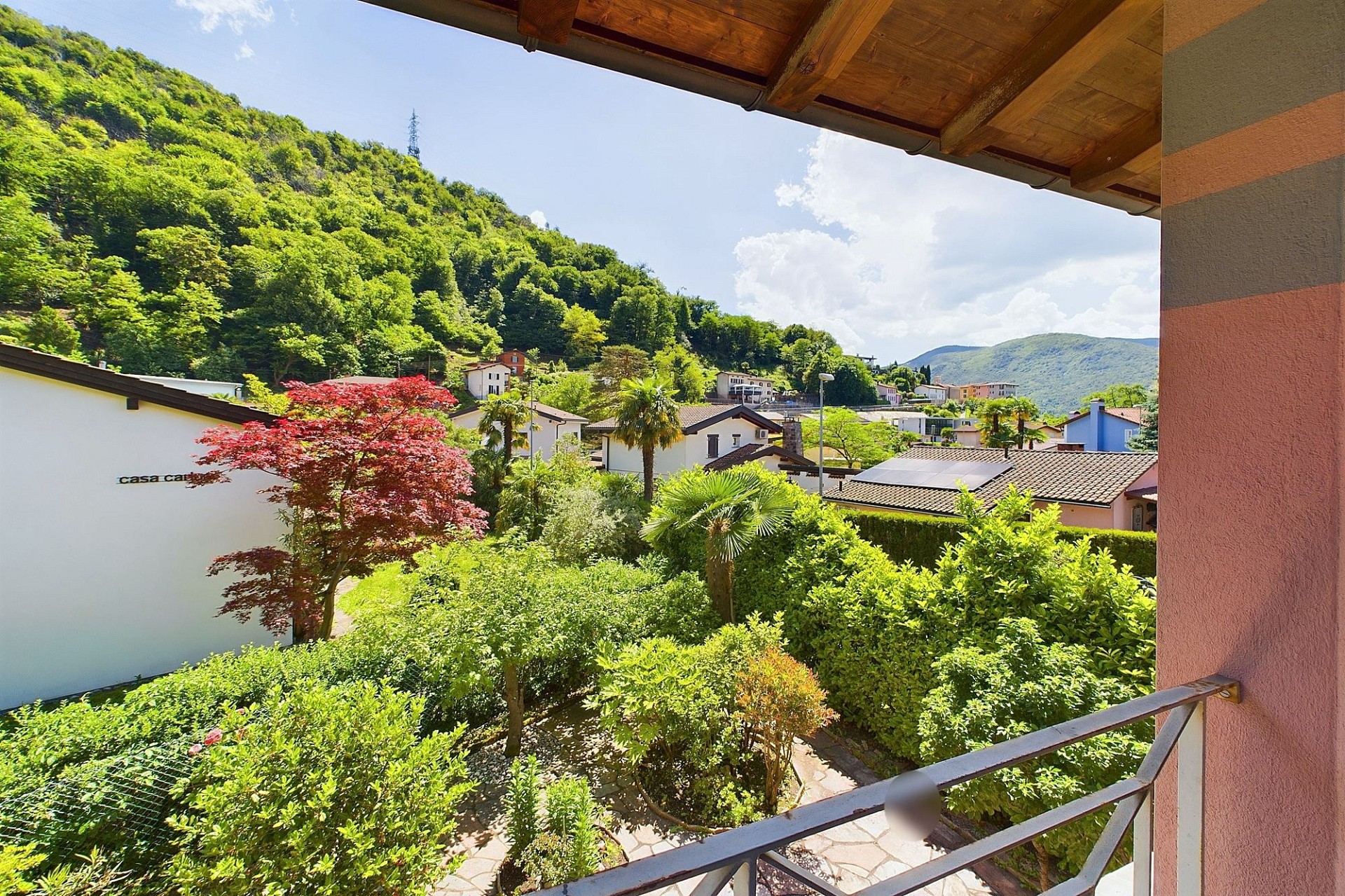 Balkon mit Berg- und Gartenblick
