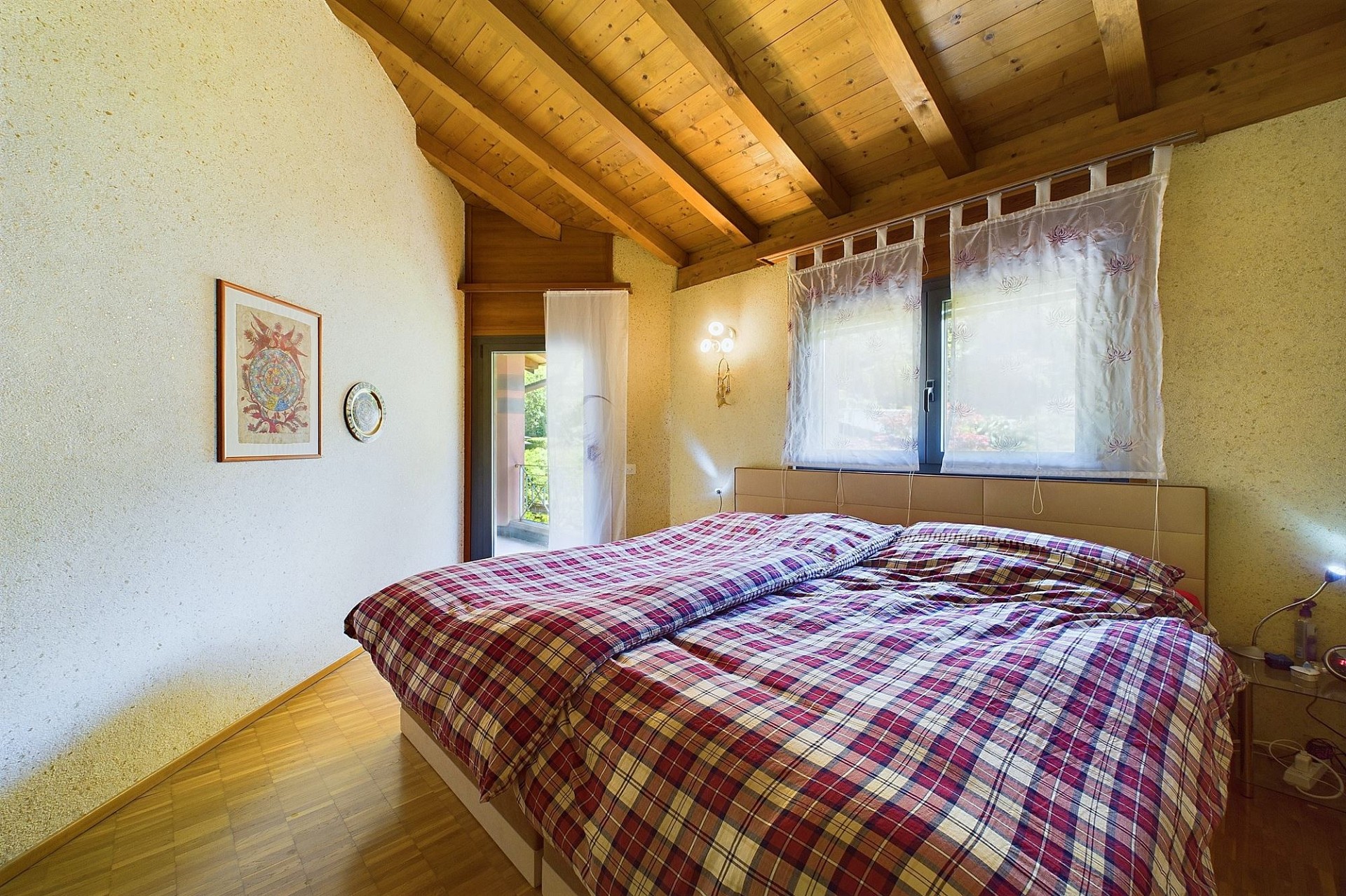 Gemütliches Schlafzimmer mit Holzbalkendecke