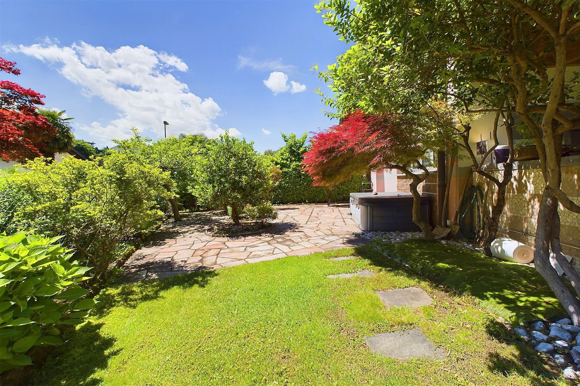 Garten mit Terrasse und Whirlpool