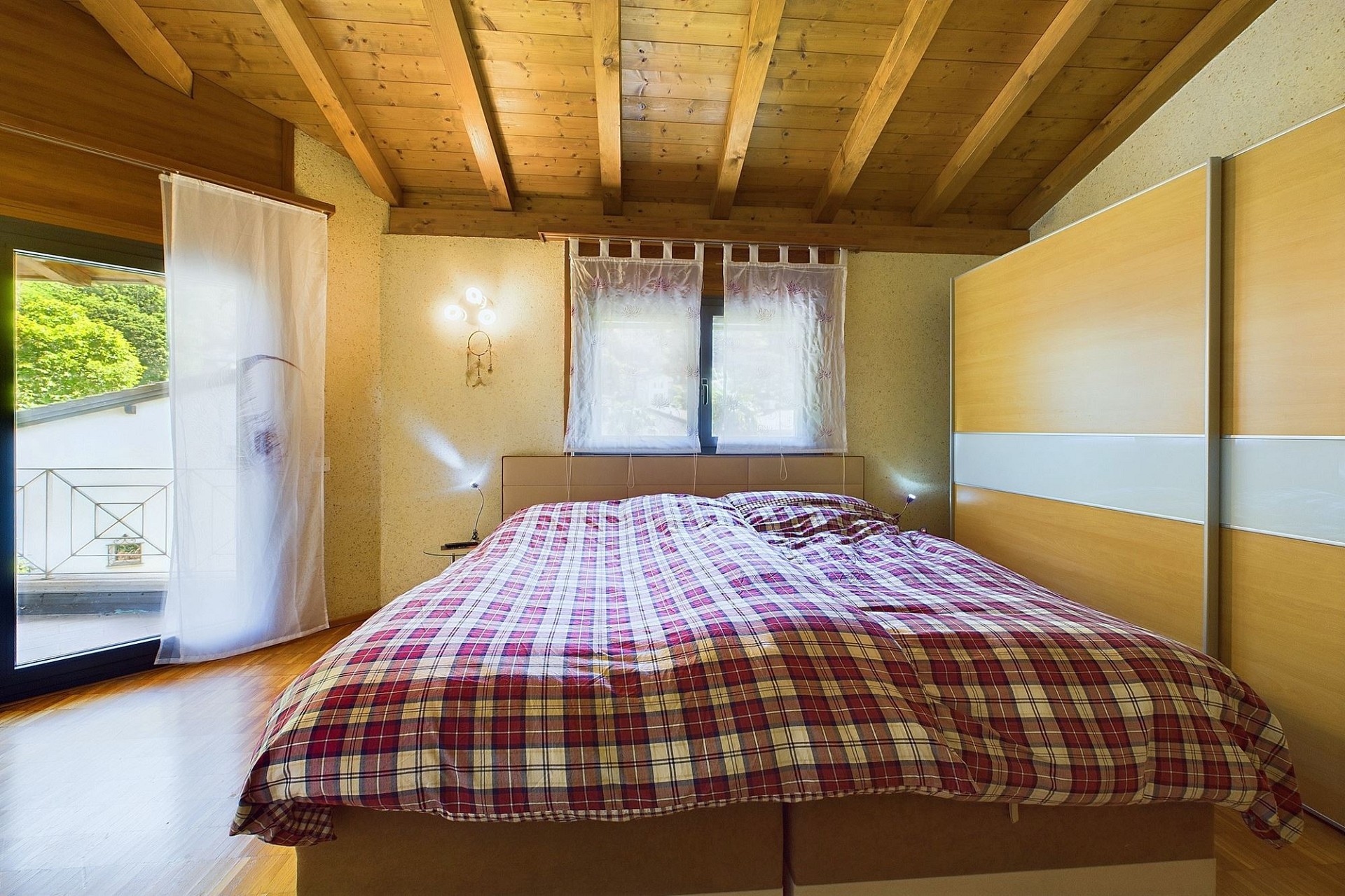 Gemütliches Schlafzimmer mit Holzbalkendecke