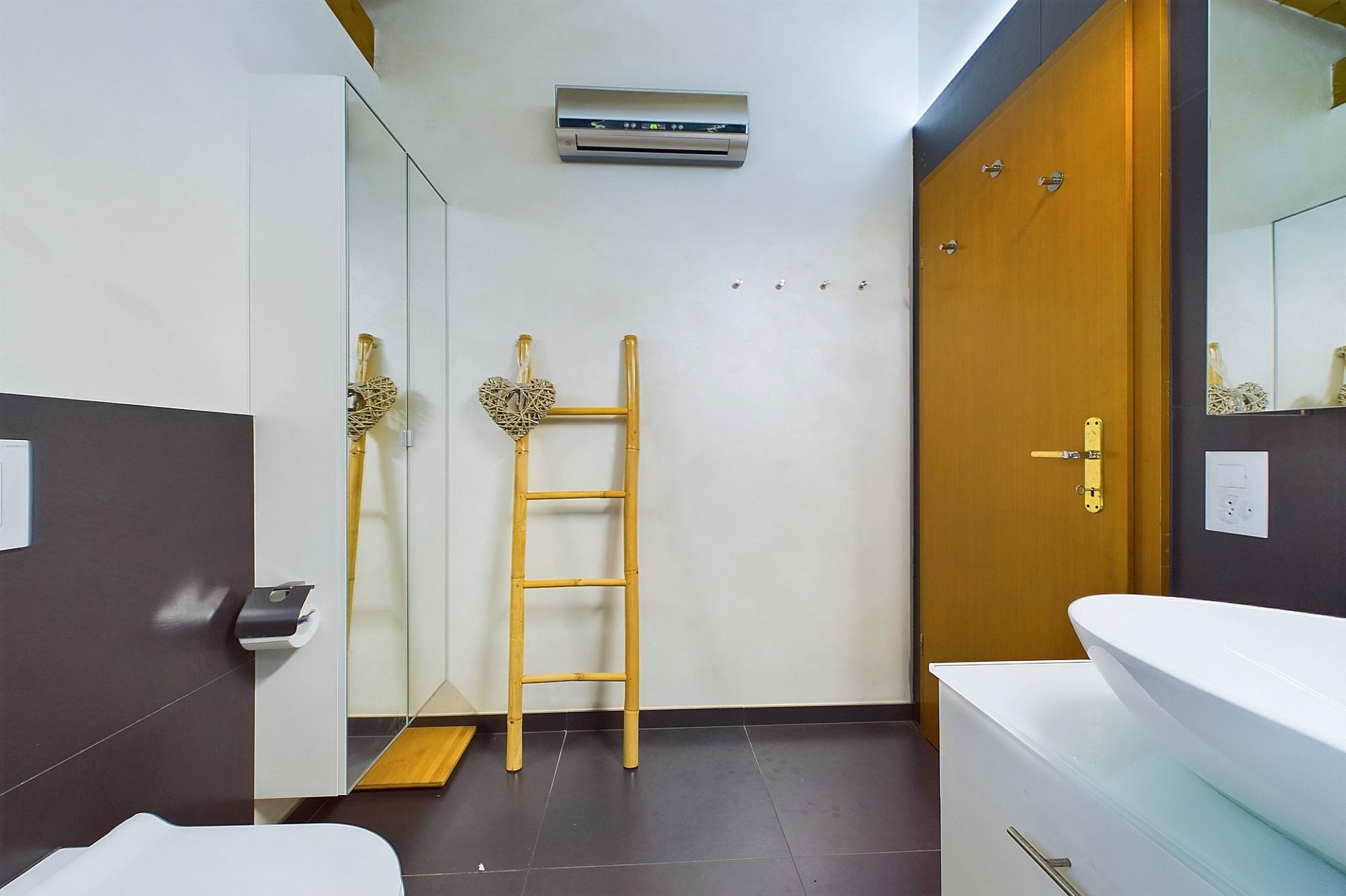 Modernes Badezimmer mit Dusche und Holzdetails