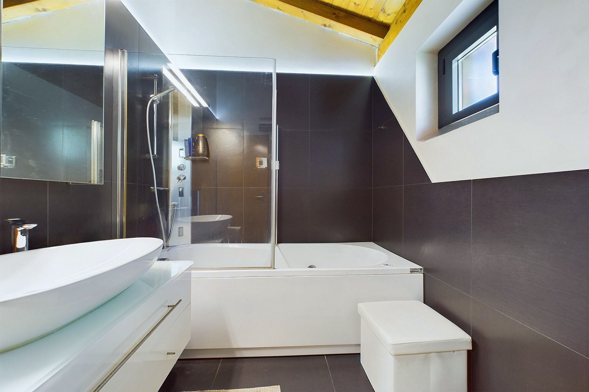 Modernes Badezimmer mit Dachschräge