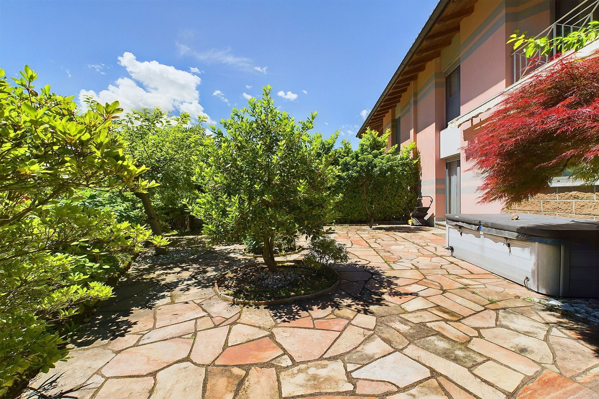 Mediterrane Gartenansicht neben dem Haus