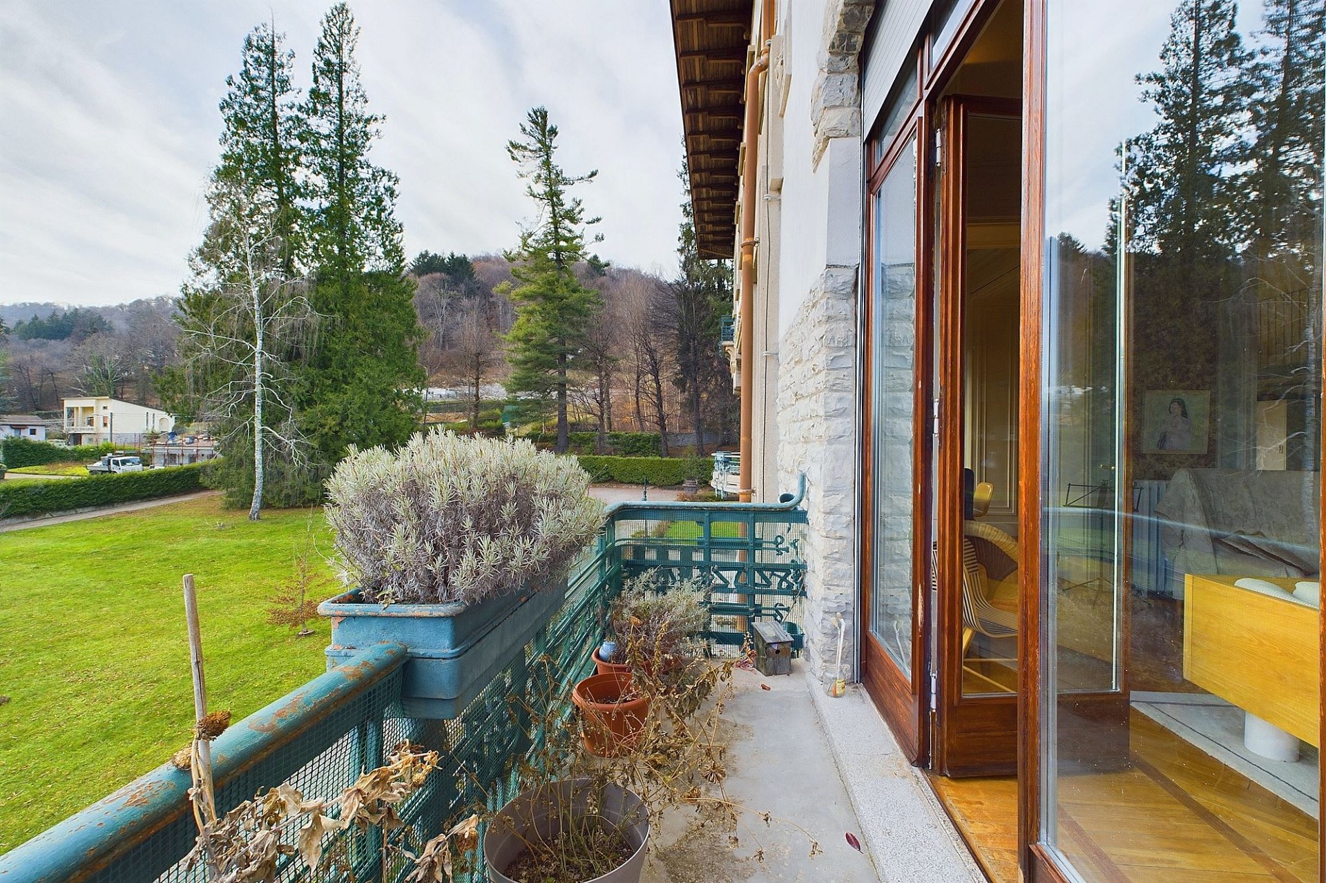 Balkon mit Berg- und Gartenblick