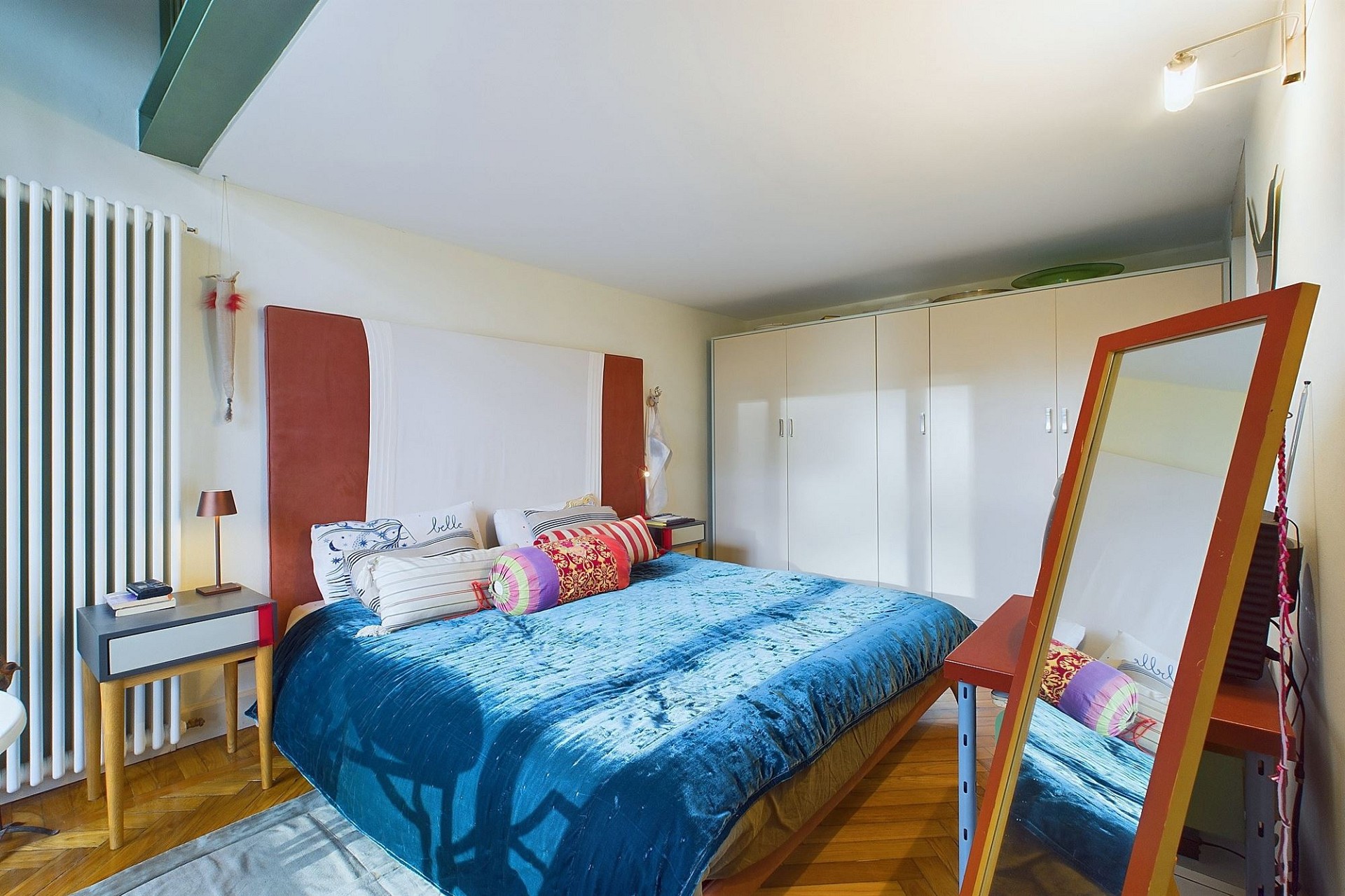 Gemütliches Schlafzimmer mit großem Bett und Einbauschrank