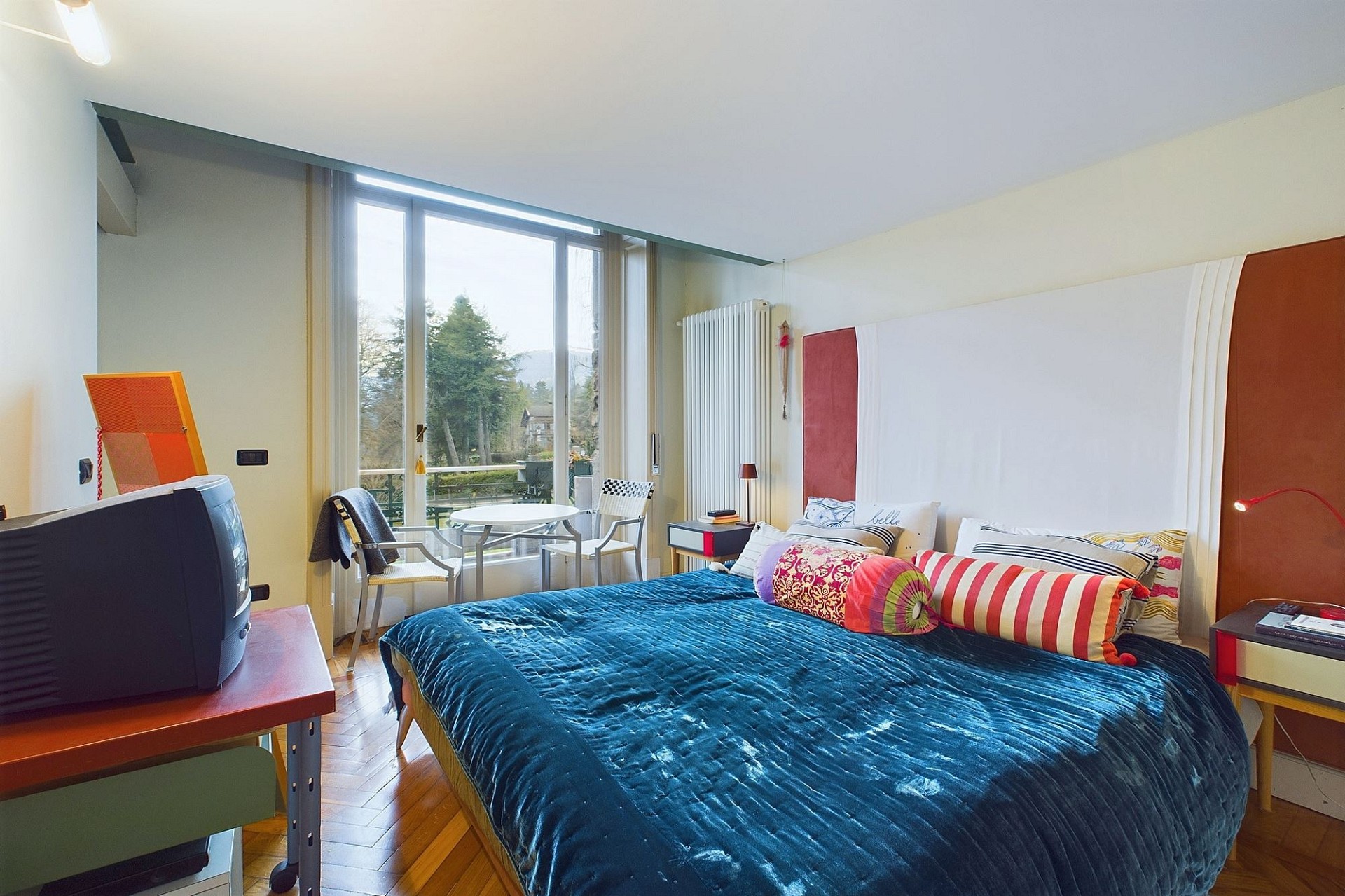 Helles Schlafzimmer mit Balkonblick