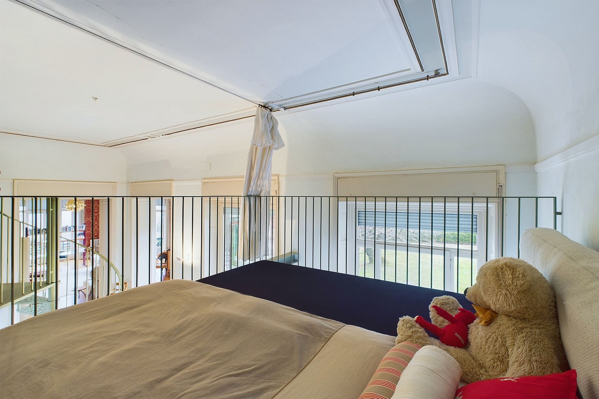 Galerie-Schlafbereich mit Blick ins Wohnhaus
