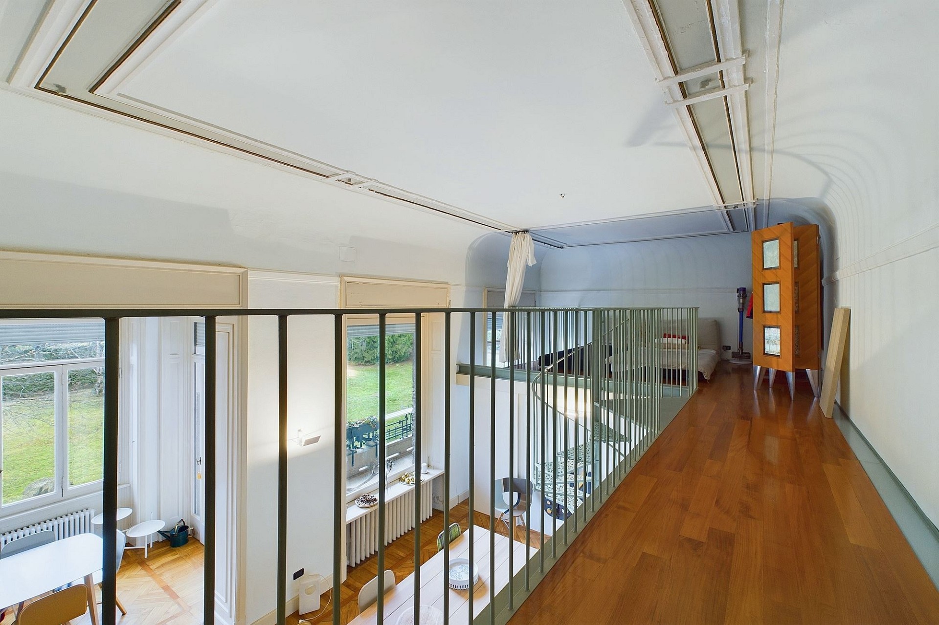 Galerie mit Blick in den Wohnraum