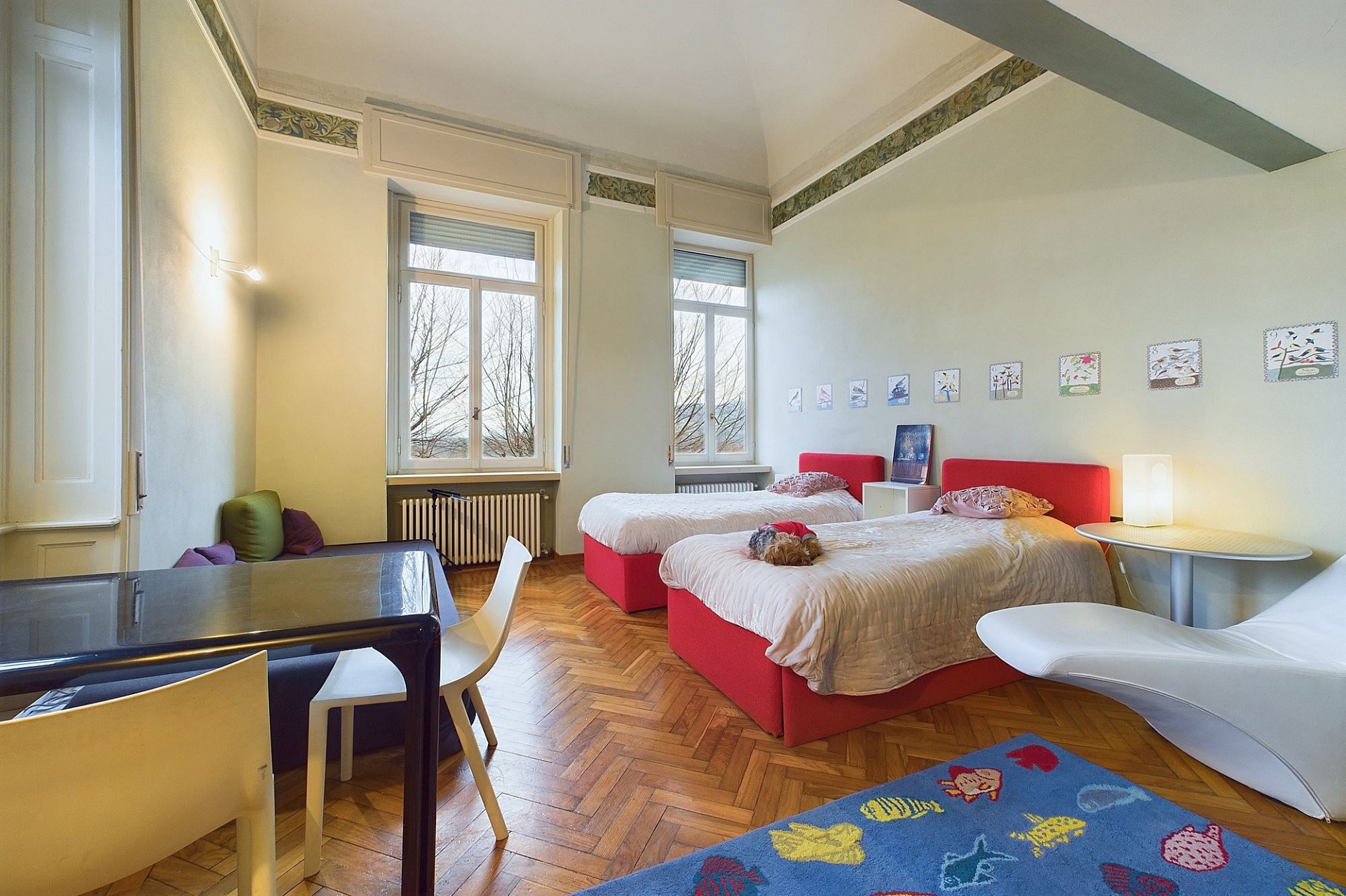 Helles Kinderzimmer mit zwei Betten