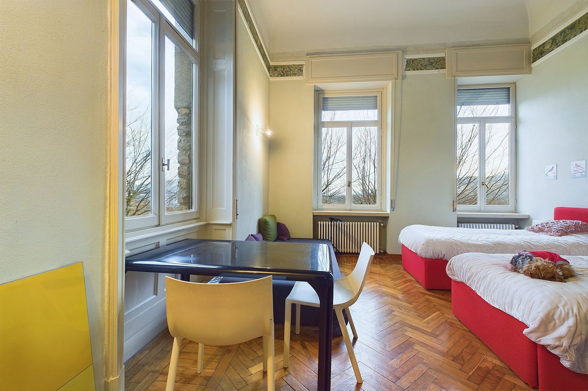 Helles Schlafzimmer mit Sitz- und Arbeitsbereich