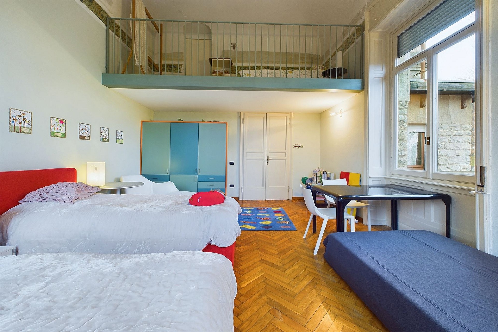Kinderzimmer mit Hochbett und Sitzecke
