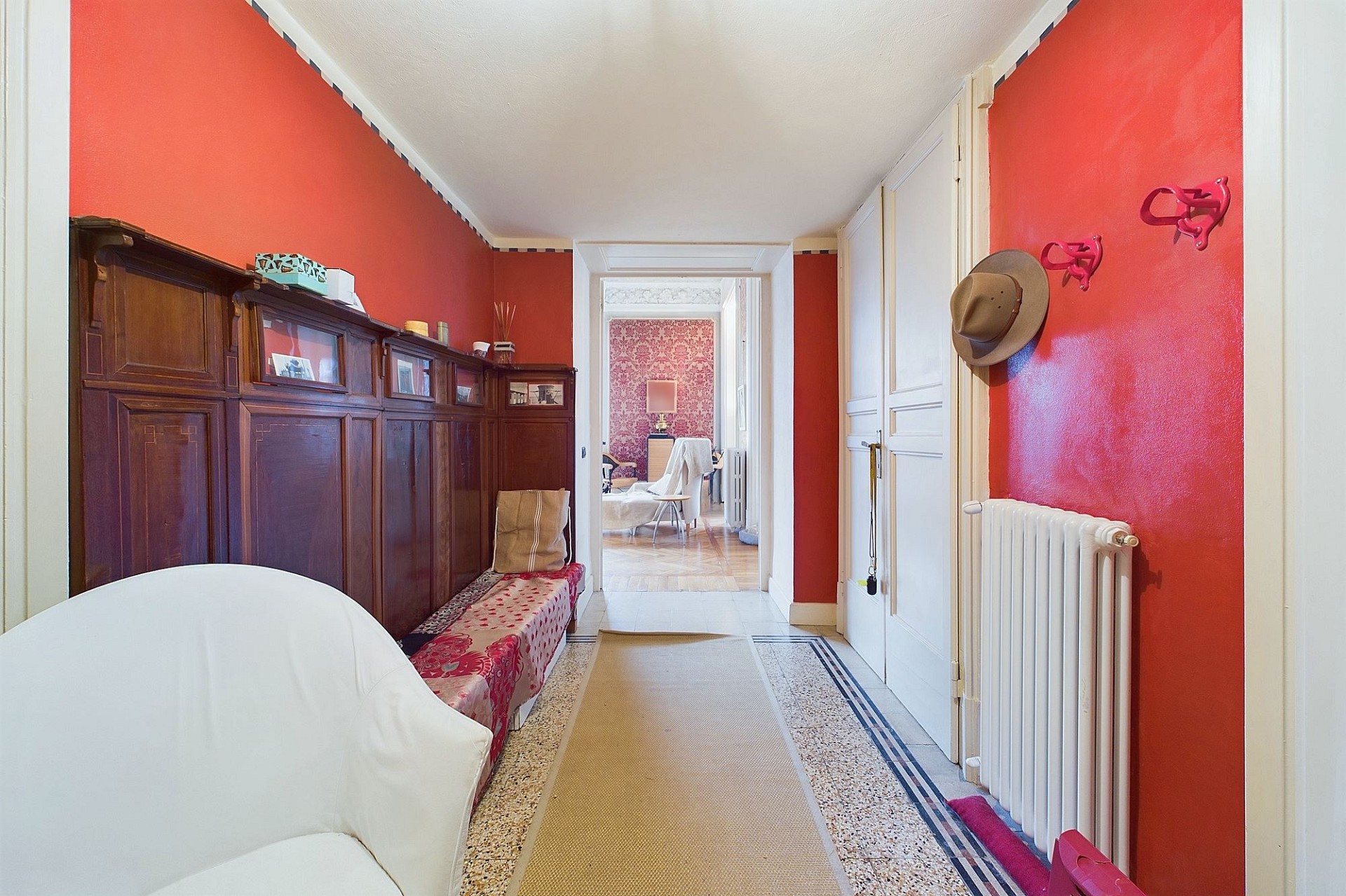 Eleganter Flur mit roter Wandfarbe und klassischem Mobiliar