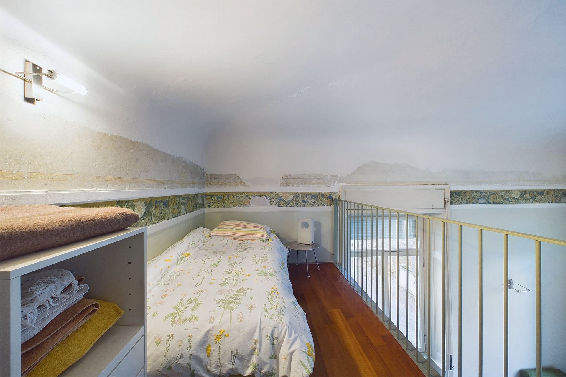 Kleines Schlafzimmer mit Galerie und Treppengeländer