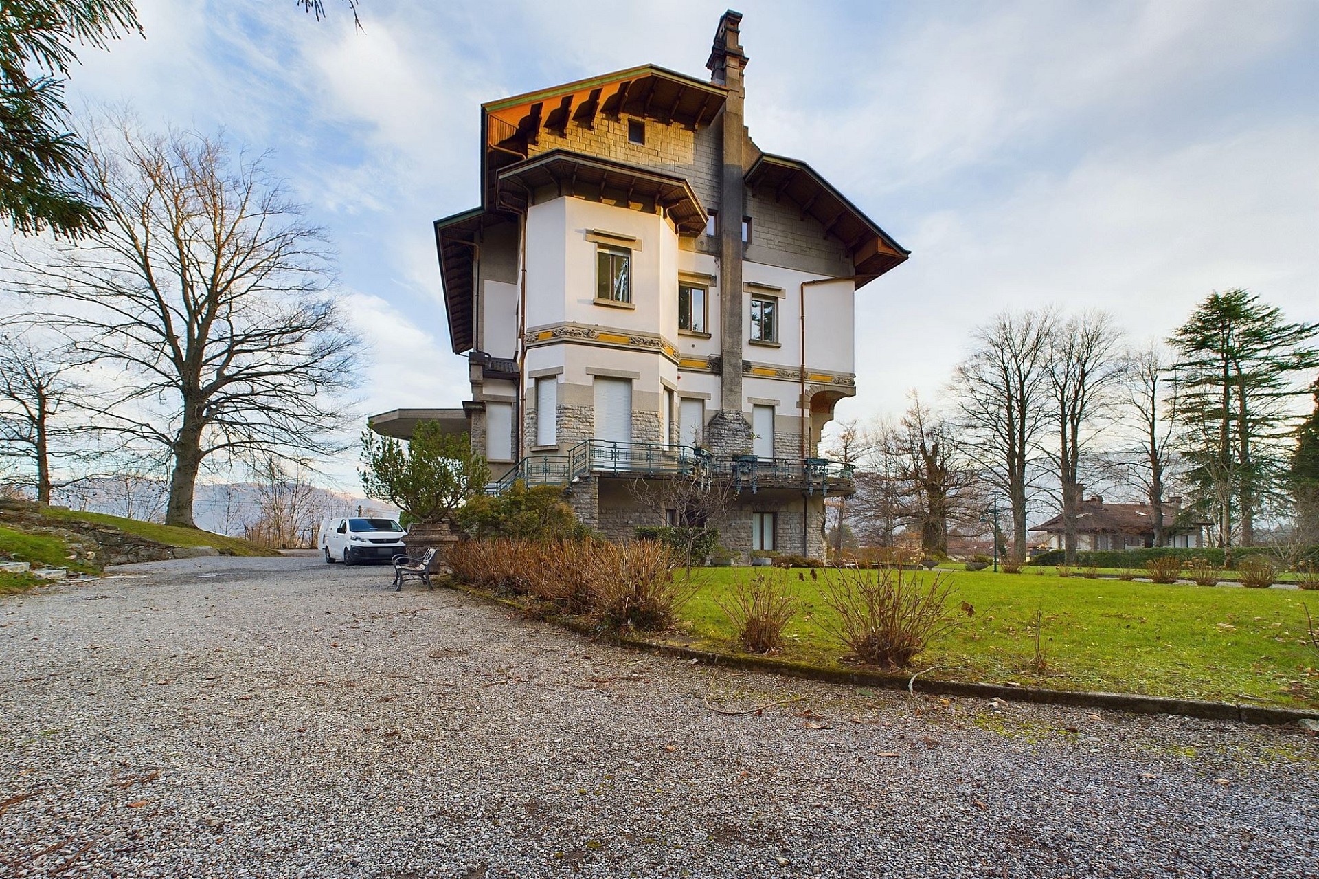 Historische Villa mit großem Grundstück