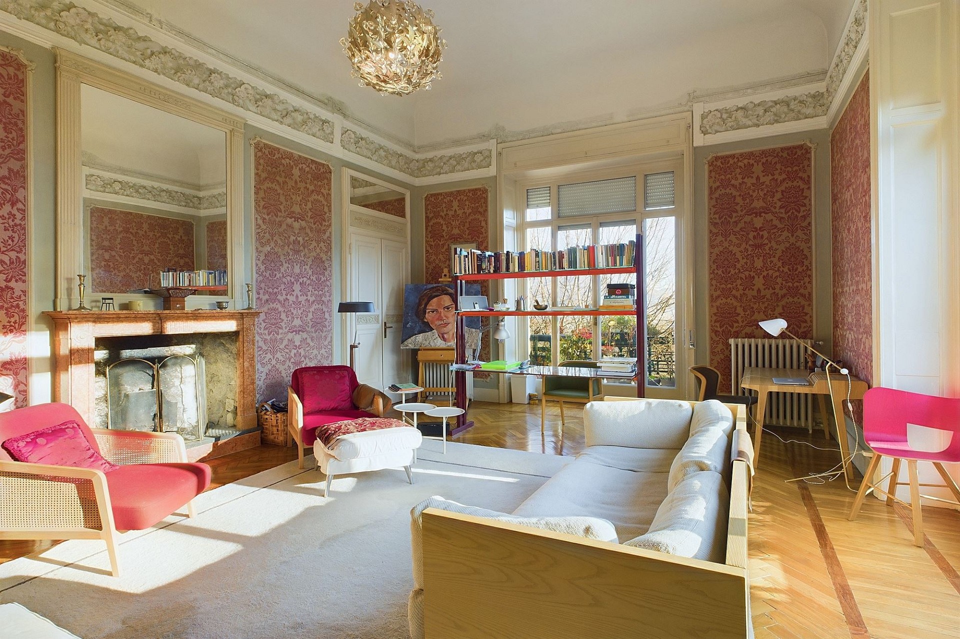Elegantes Wohnzimmer mit Kamin und klassischem Altbau-Charme