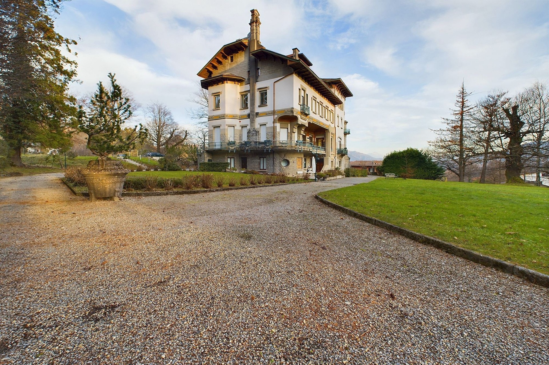 Historische Villa mit parkähnlichem Außenbereich