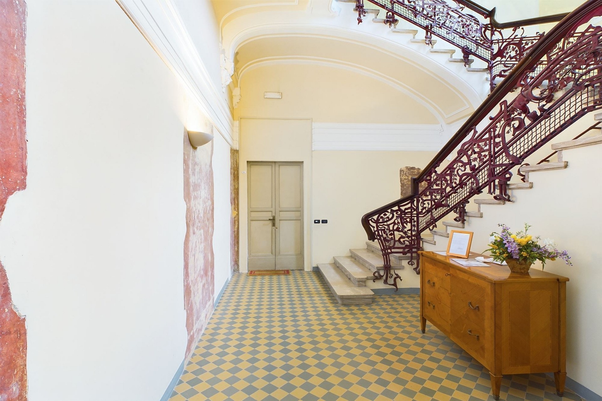 Historischer Eingangsbereich mit Treppe