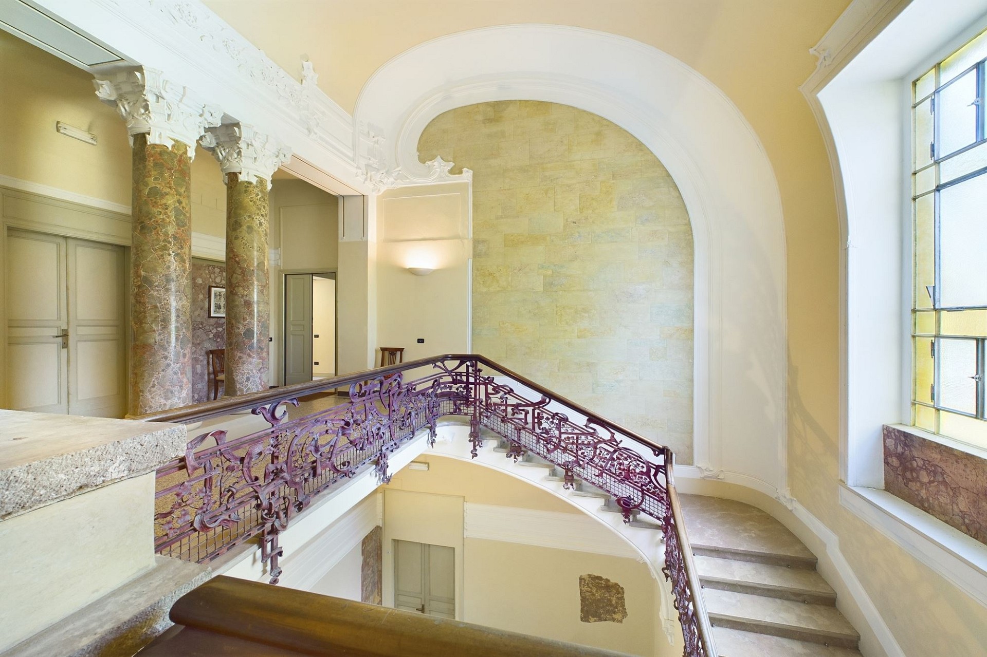 Historisches Treppenhaus mit kunstvoller Balustrade