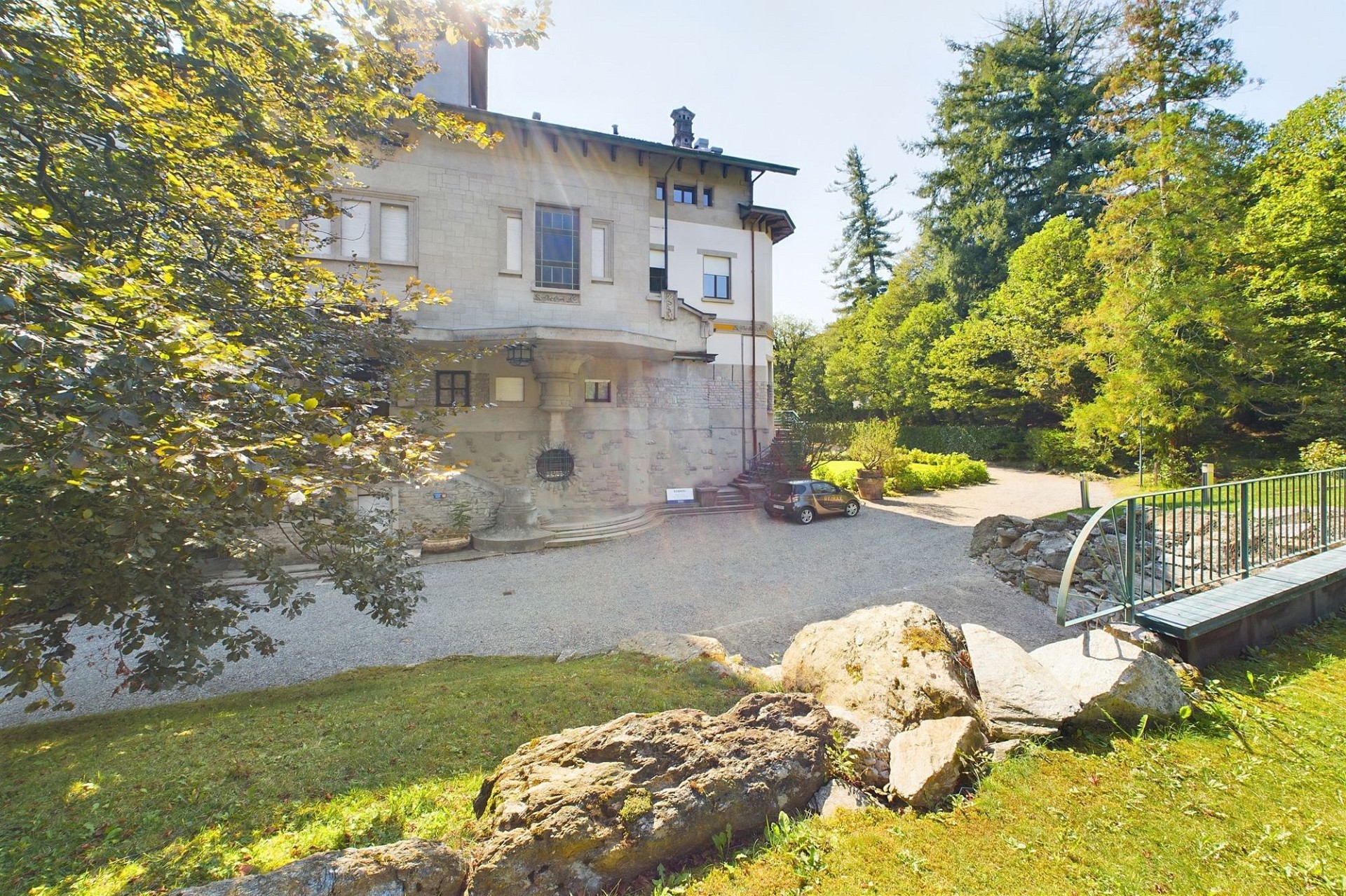 Historische Villa mit Gartenzufahrt