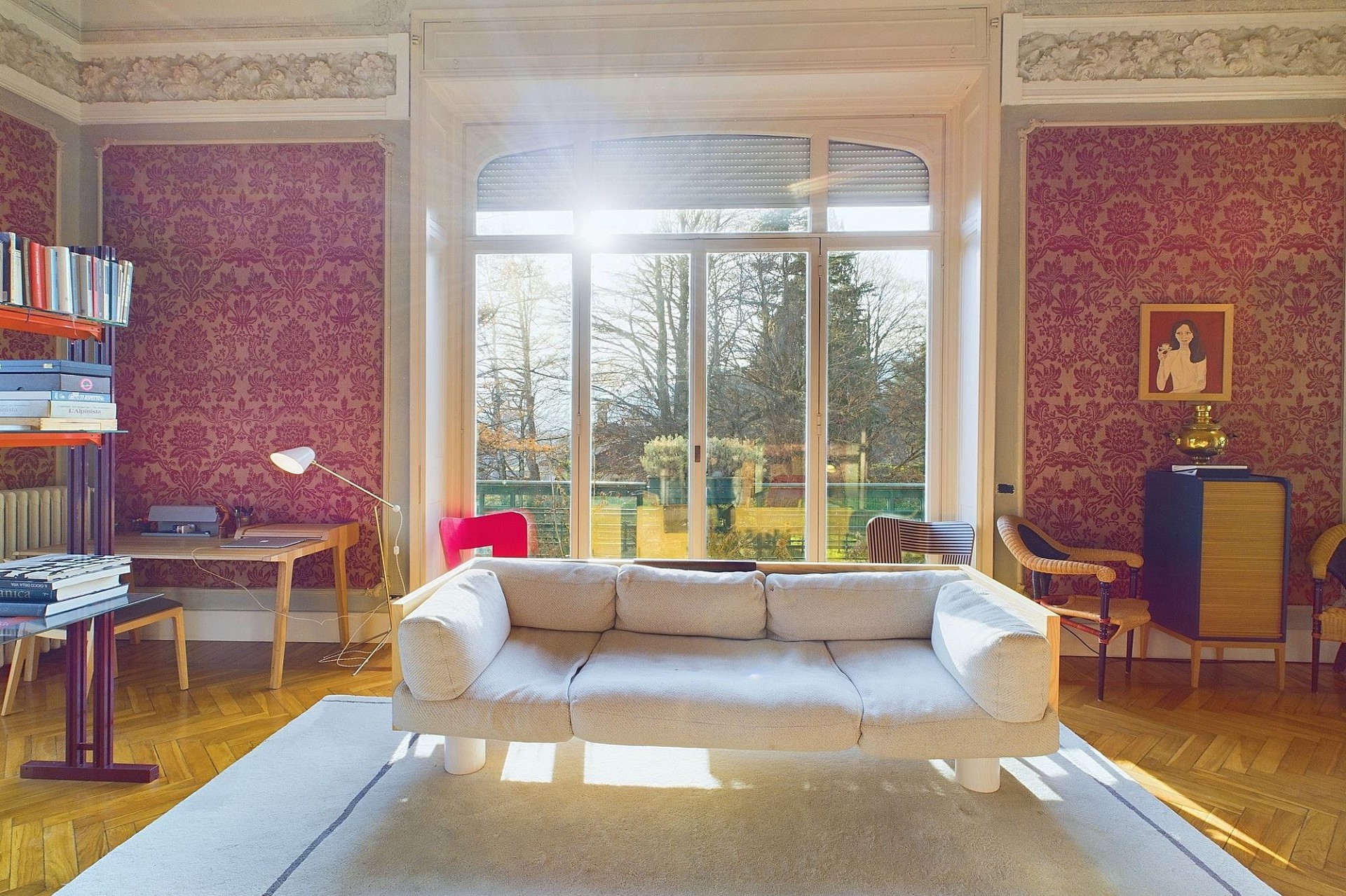 Wohnzimmer mit großen Fenstern und Vintage-Charme
