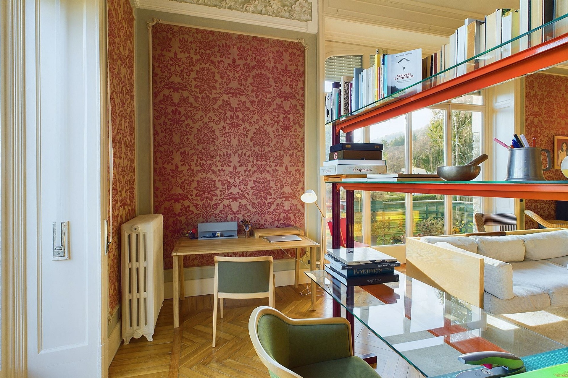 Elegantes Arbeitszimmer mit Galerie und Fensterblick