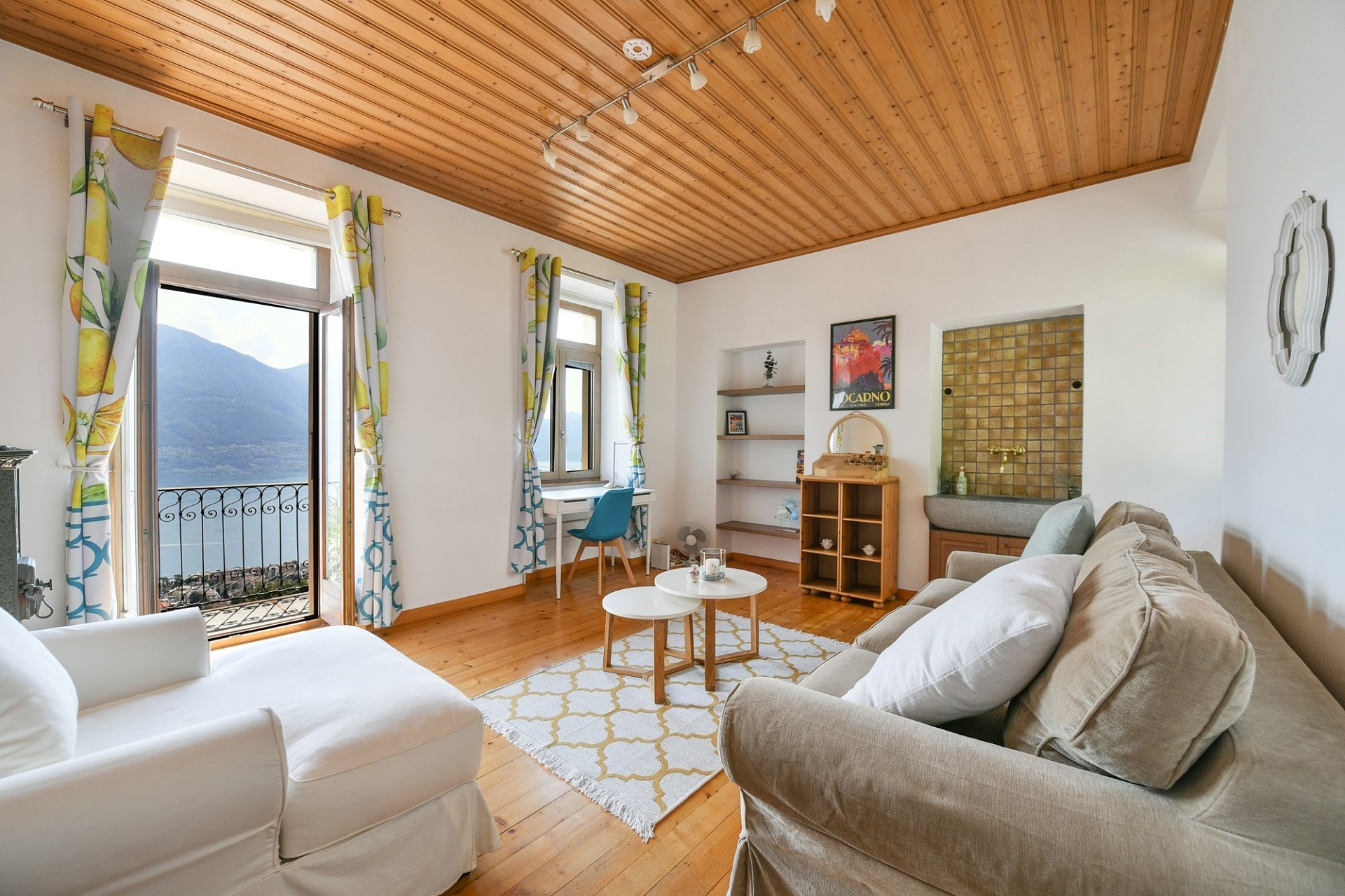 Heller Wohnraum mit Seeblick und Holzbalkendecke