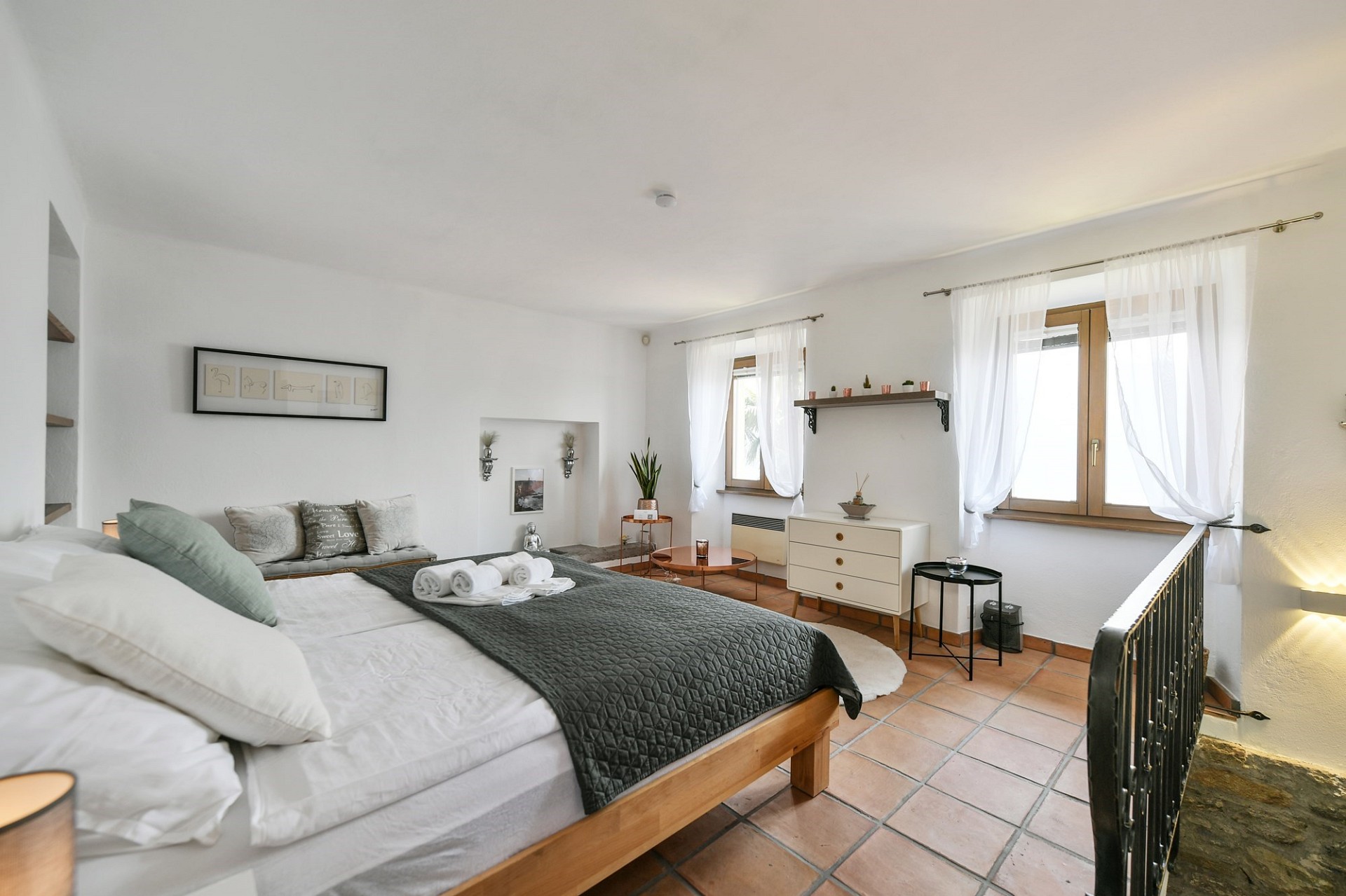 Helles Schlafzimmer mit Sitzbereich