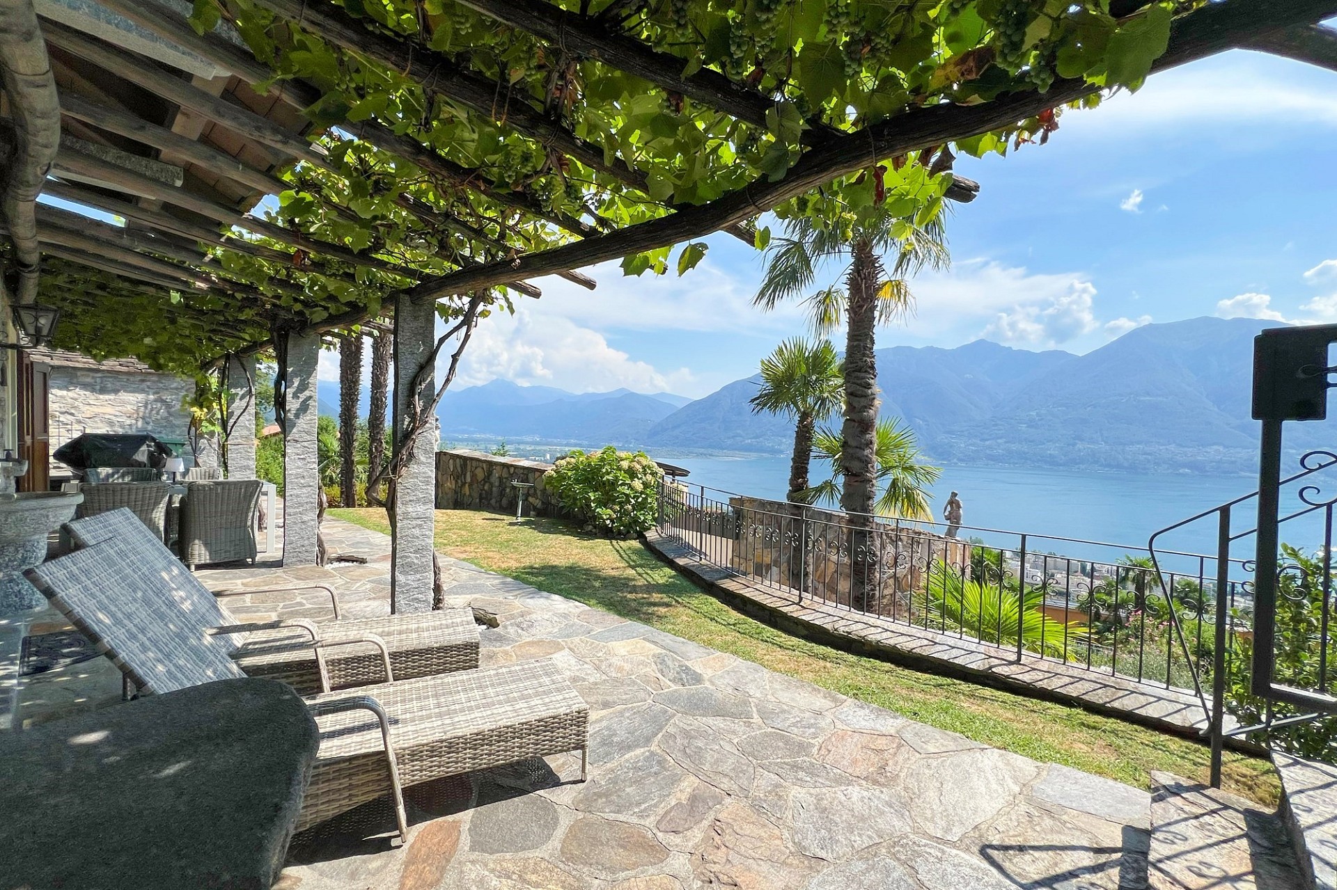 Terrasse mit Seeblick und Pergola