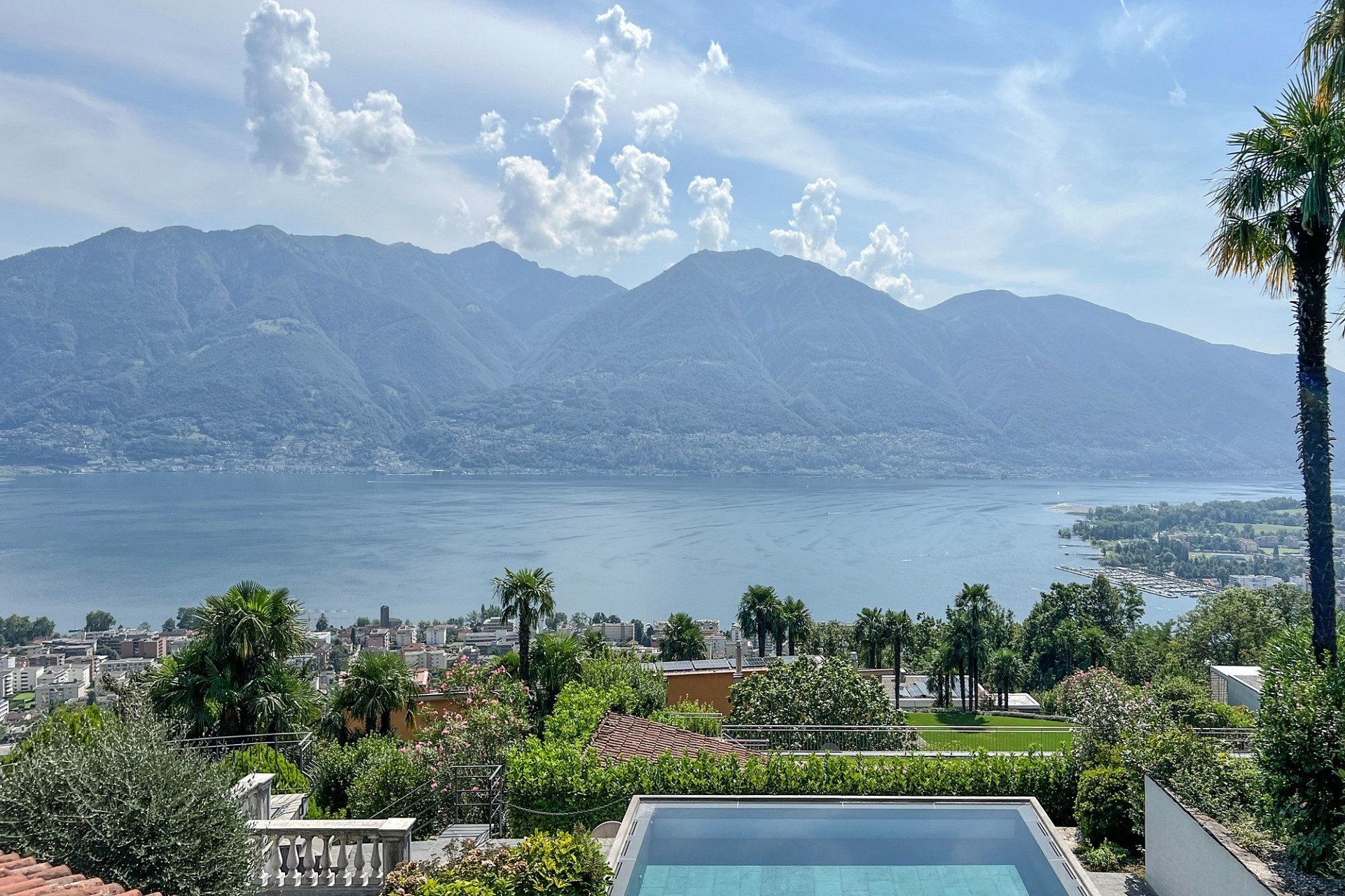 Pool mit Seeblick und Bergpanorama